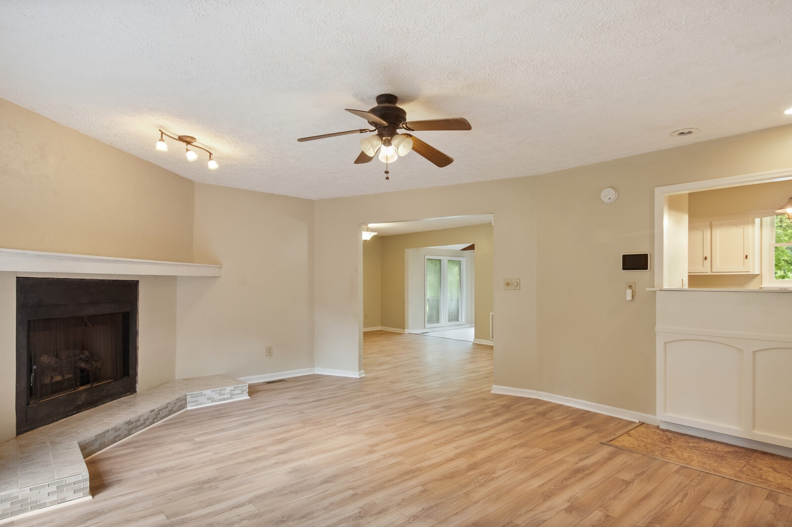 1990 Old Clarksville Pike