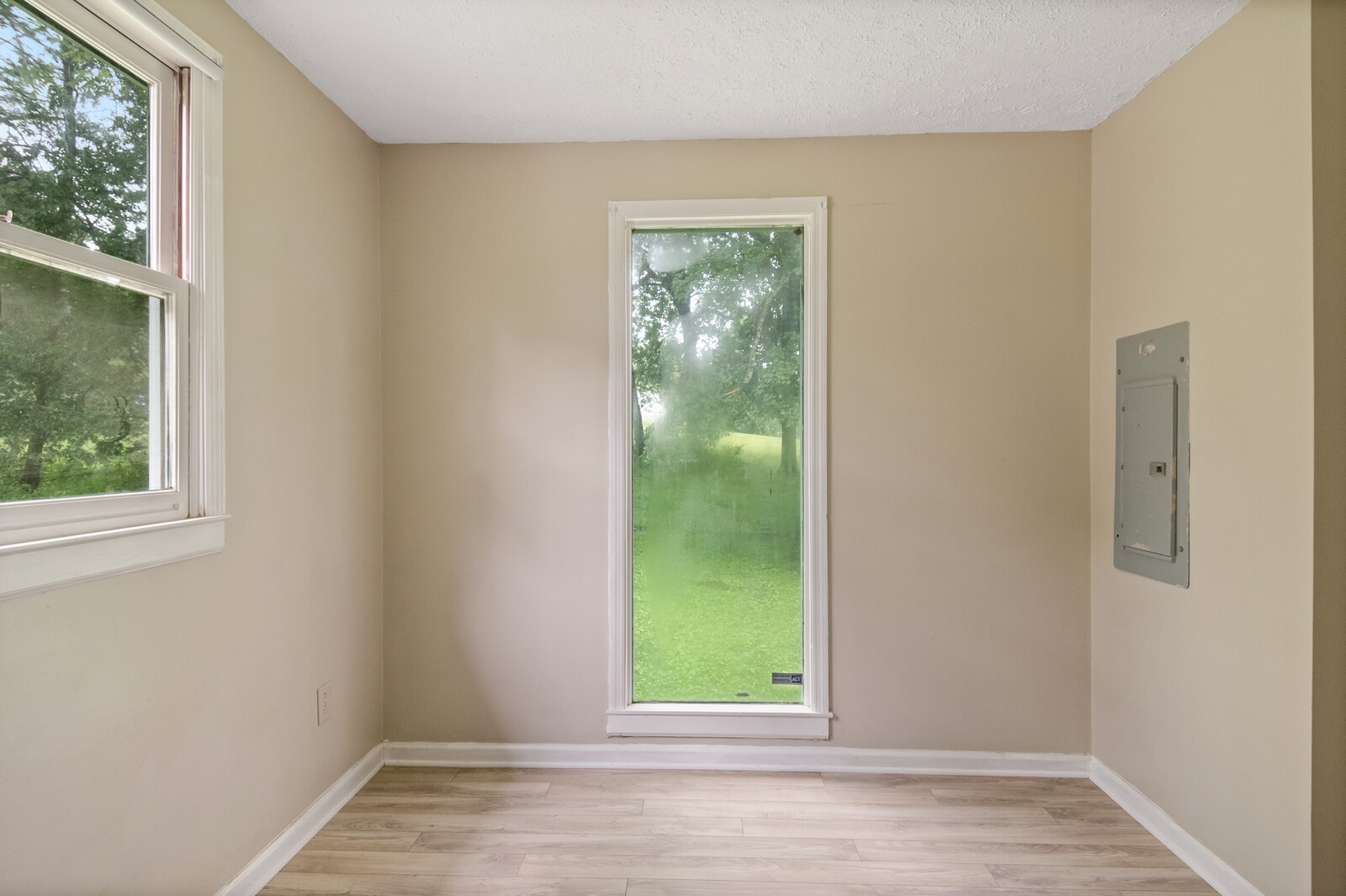 1990 Old Clarksville Pike