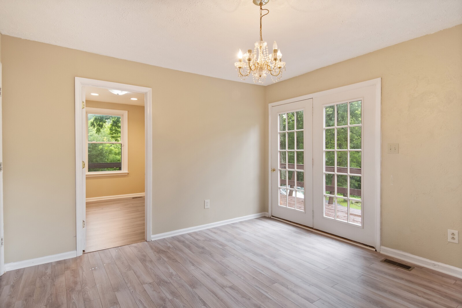 1990 Old Clarksville Pike