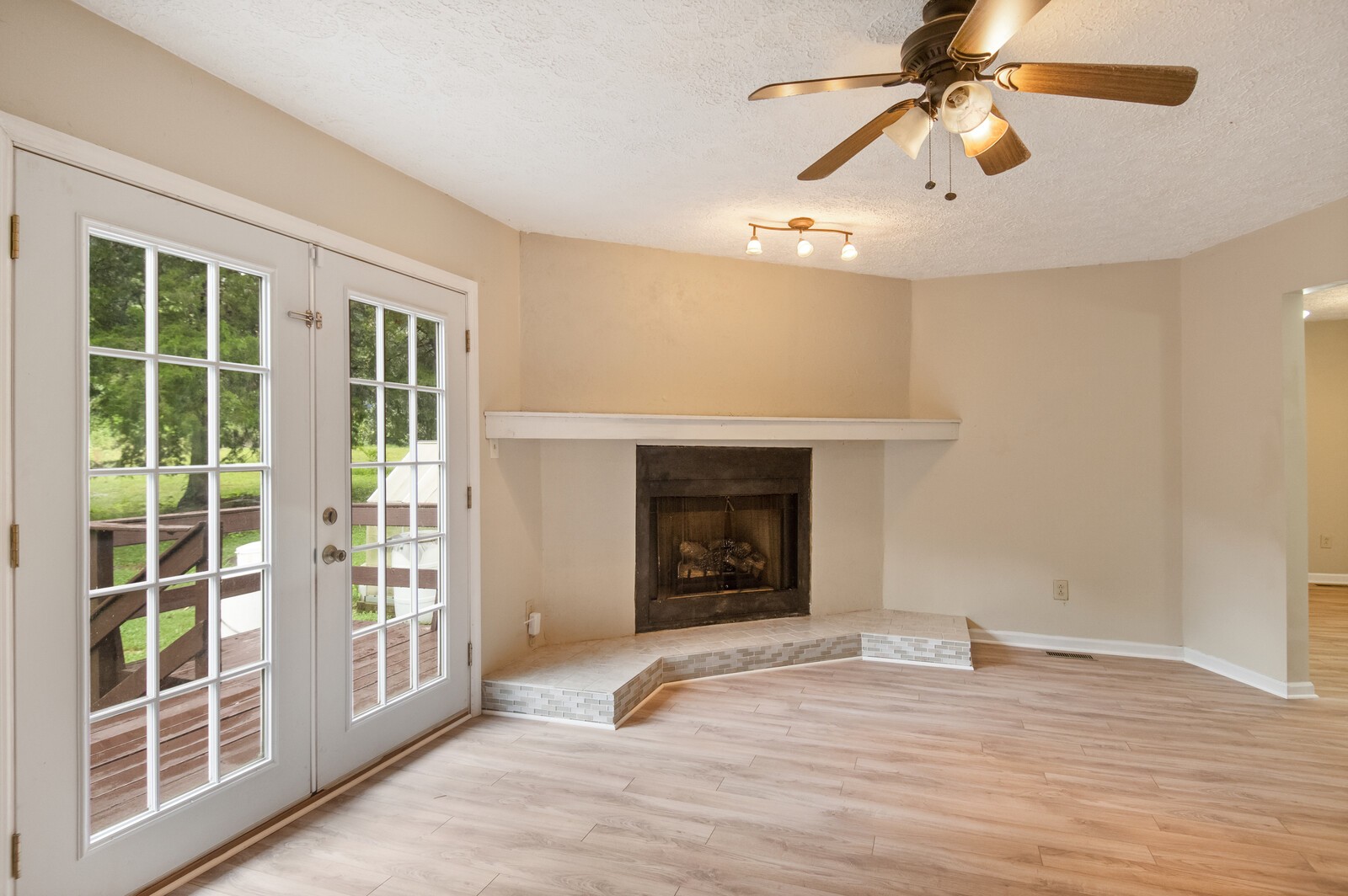 1990 Old Clarksville Pike