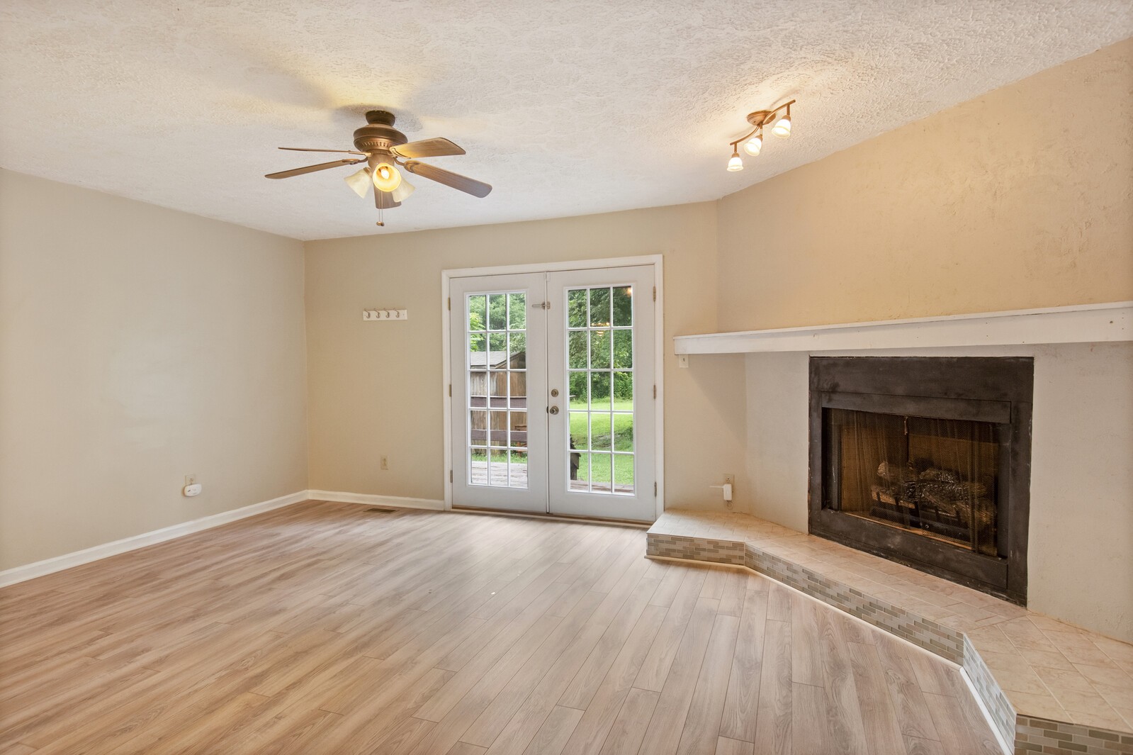 1990 Old Clarksville Pike