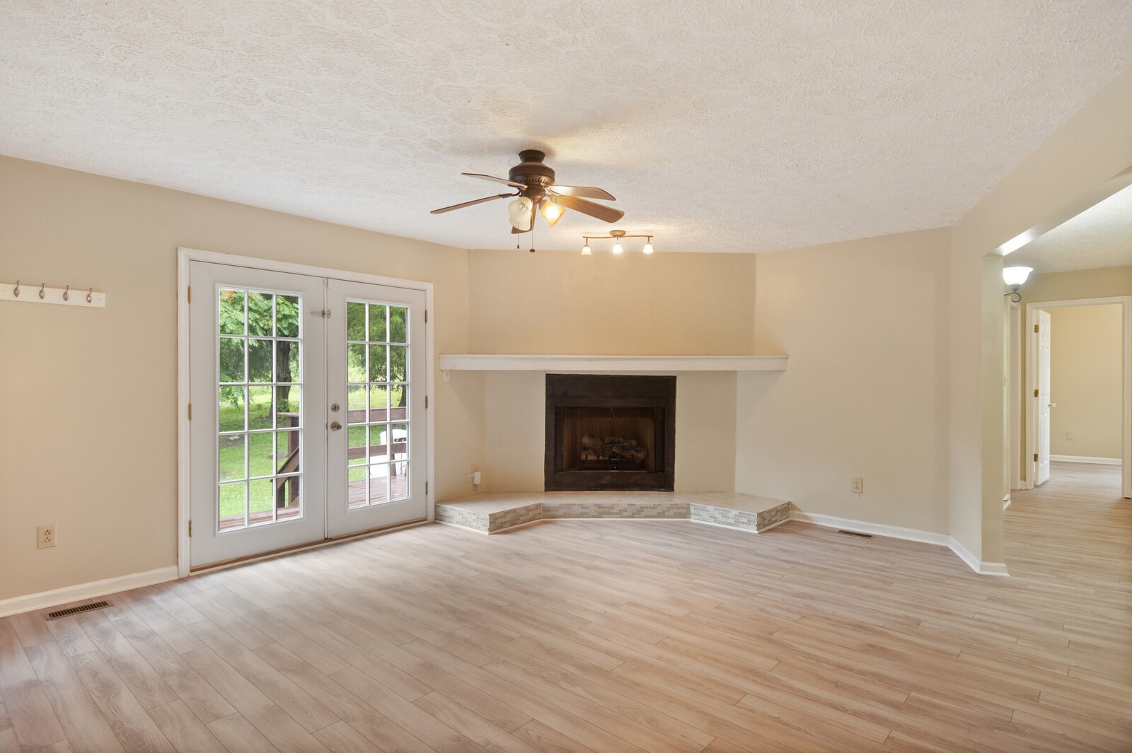 1990 Old Clarksville Pike