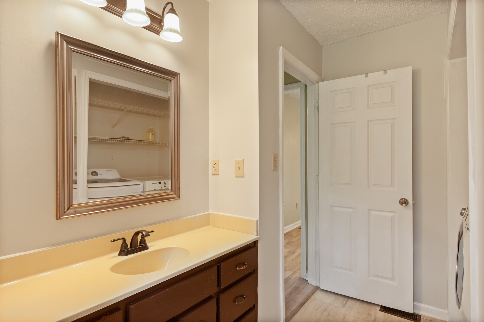 1990 Old Clarksville Pike