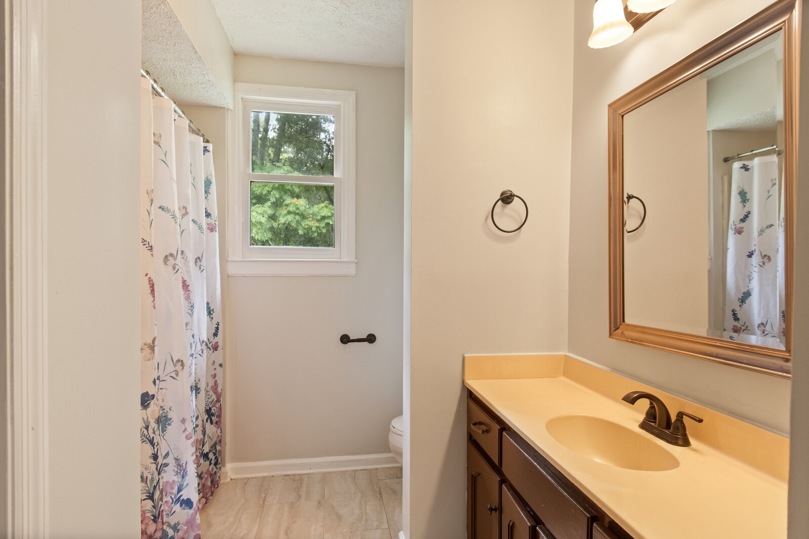 1990 Old Clarksville Pike