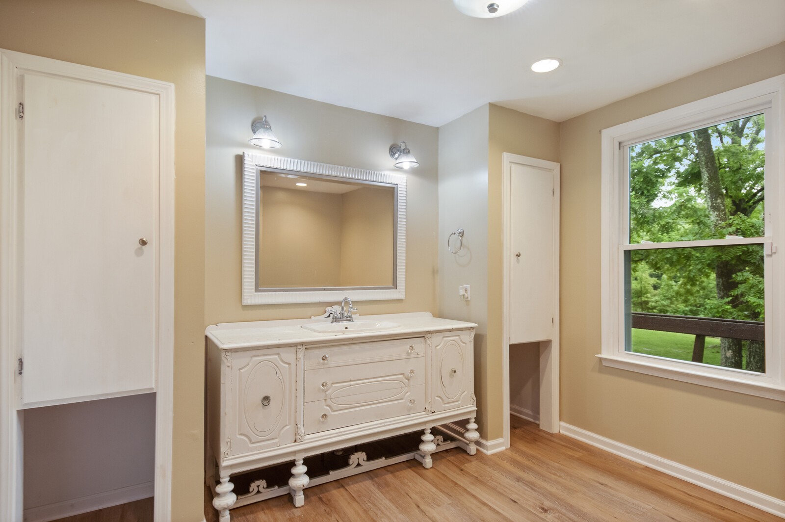 1990 Old Clarksville Pike