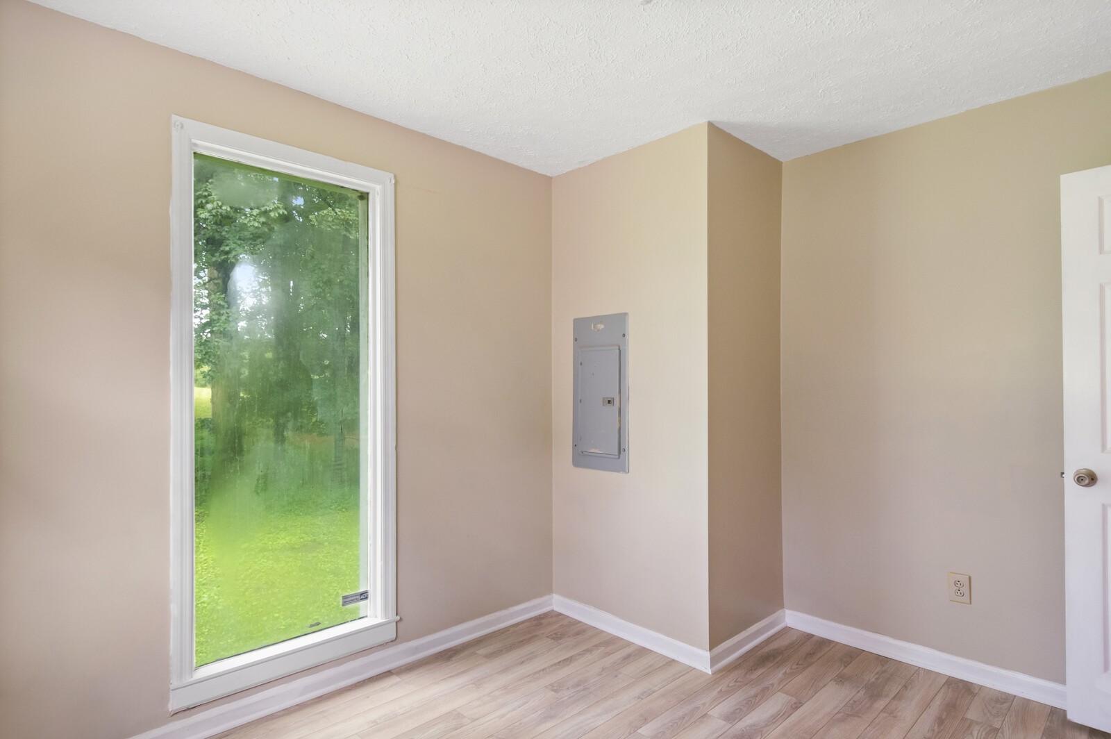 1990 Old Clarksville Pike