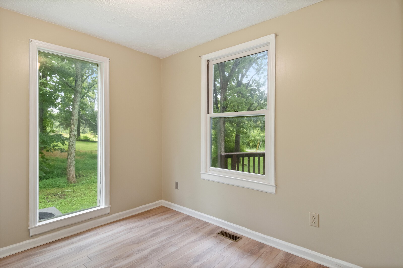 1990 Old Clarksville Pike