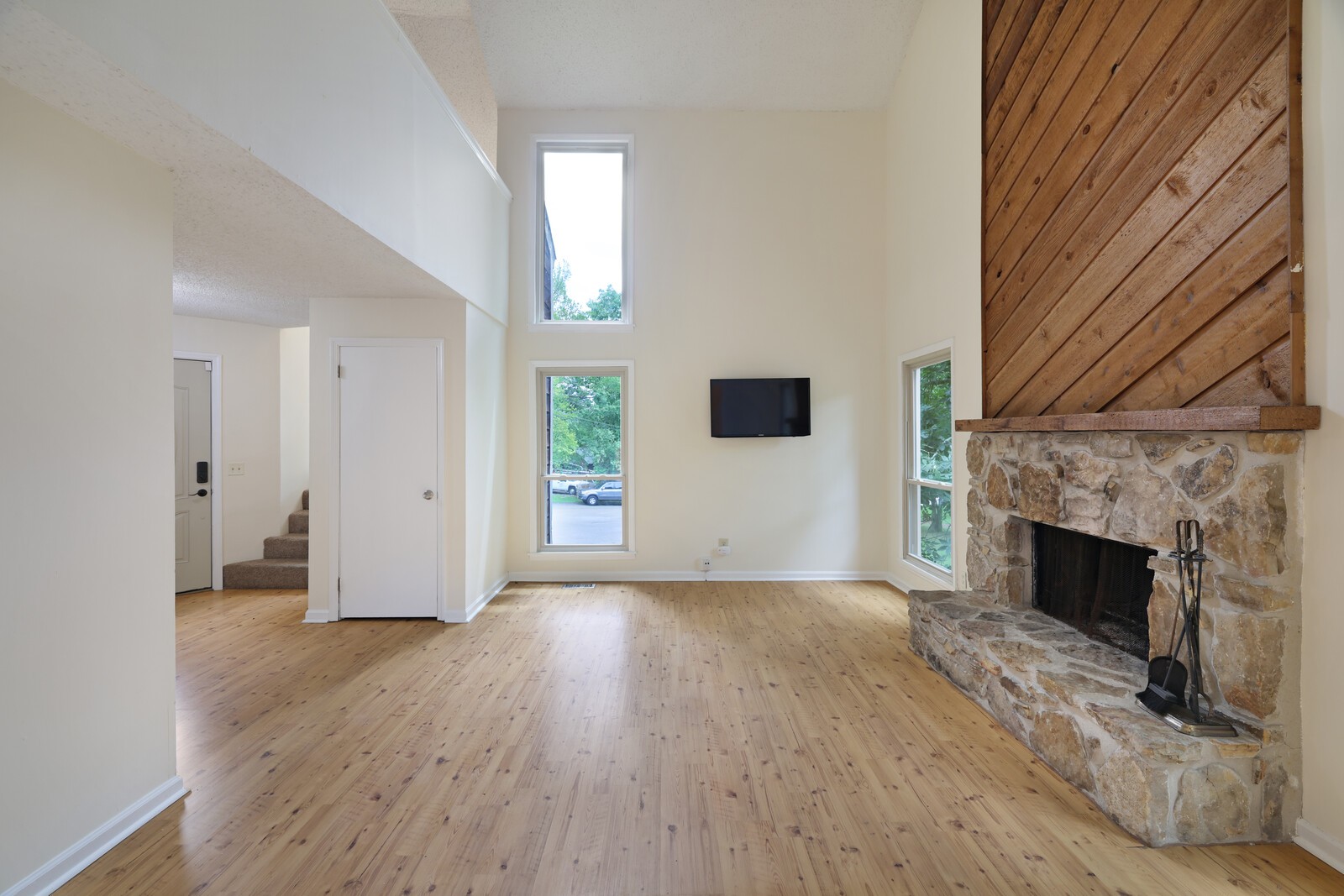 313 Canberra Ct