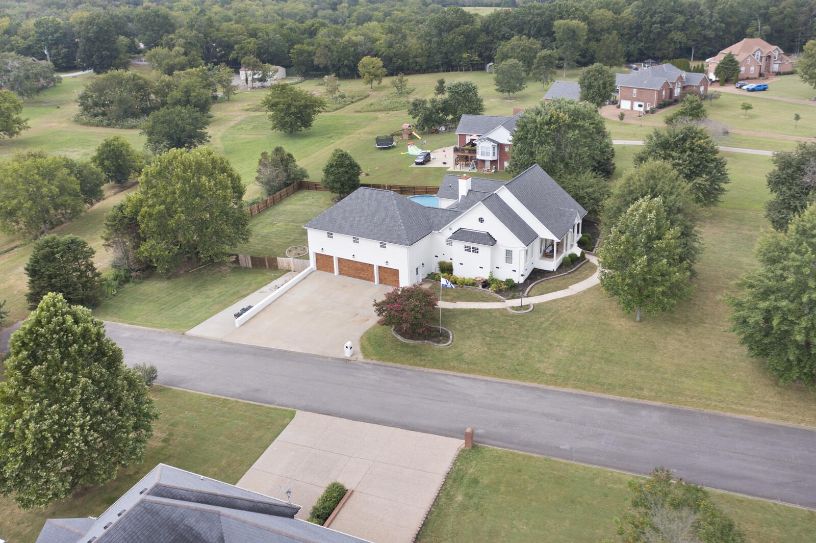 400 Leslie Way