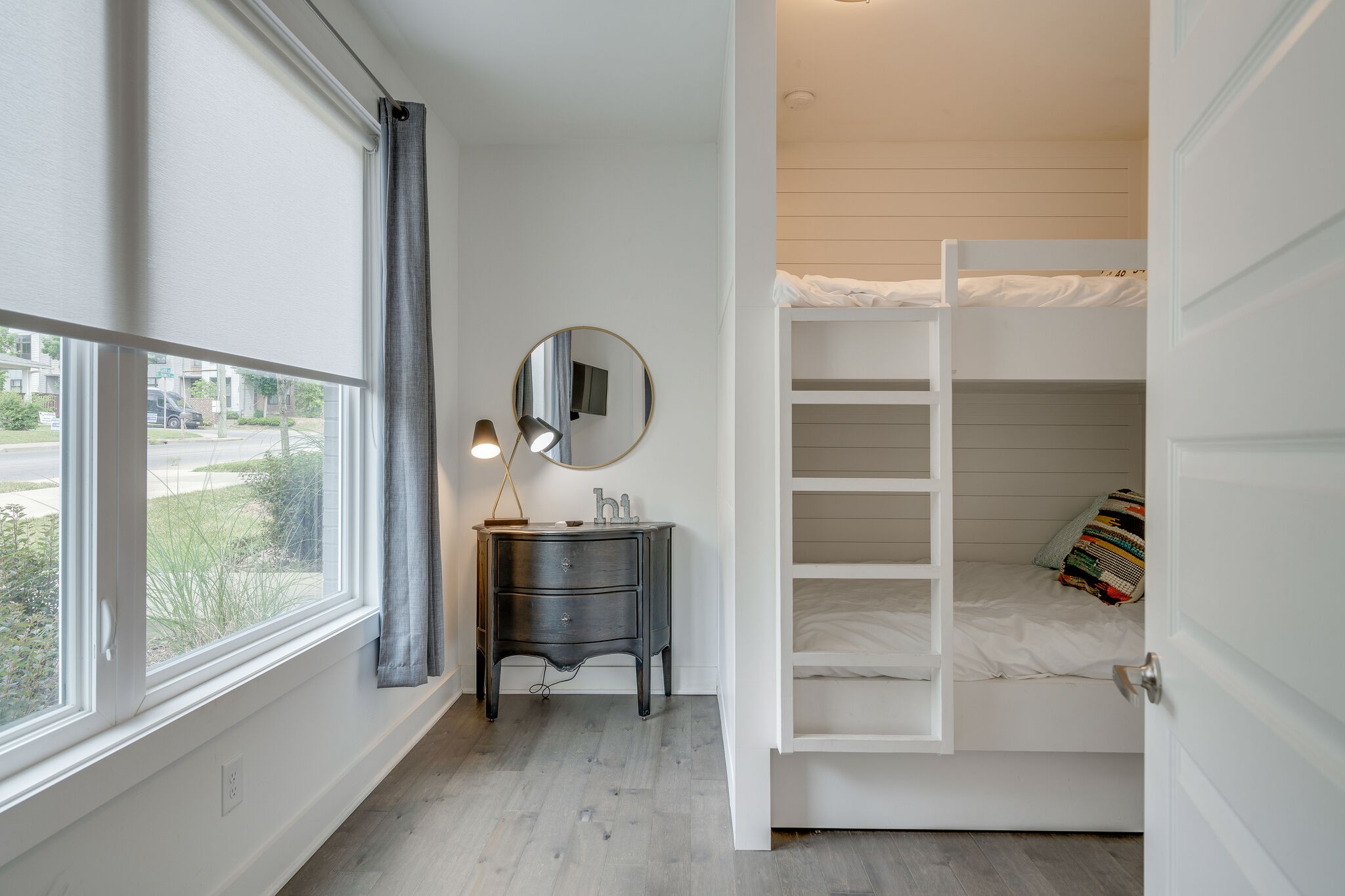 1050 E Trinity Ln Unit: 7