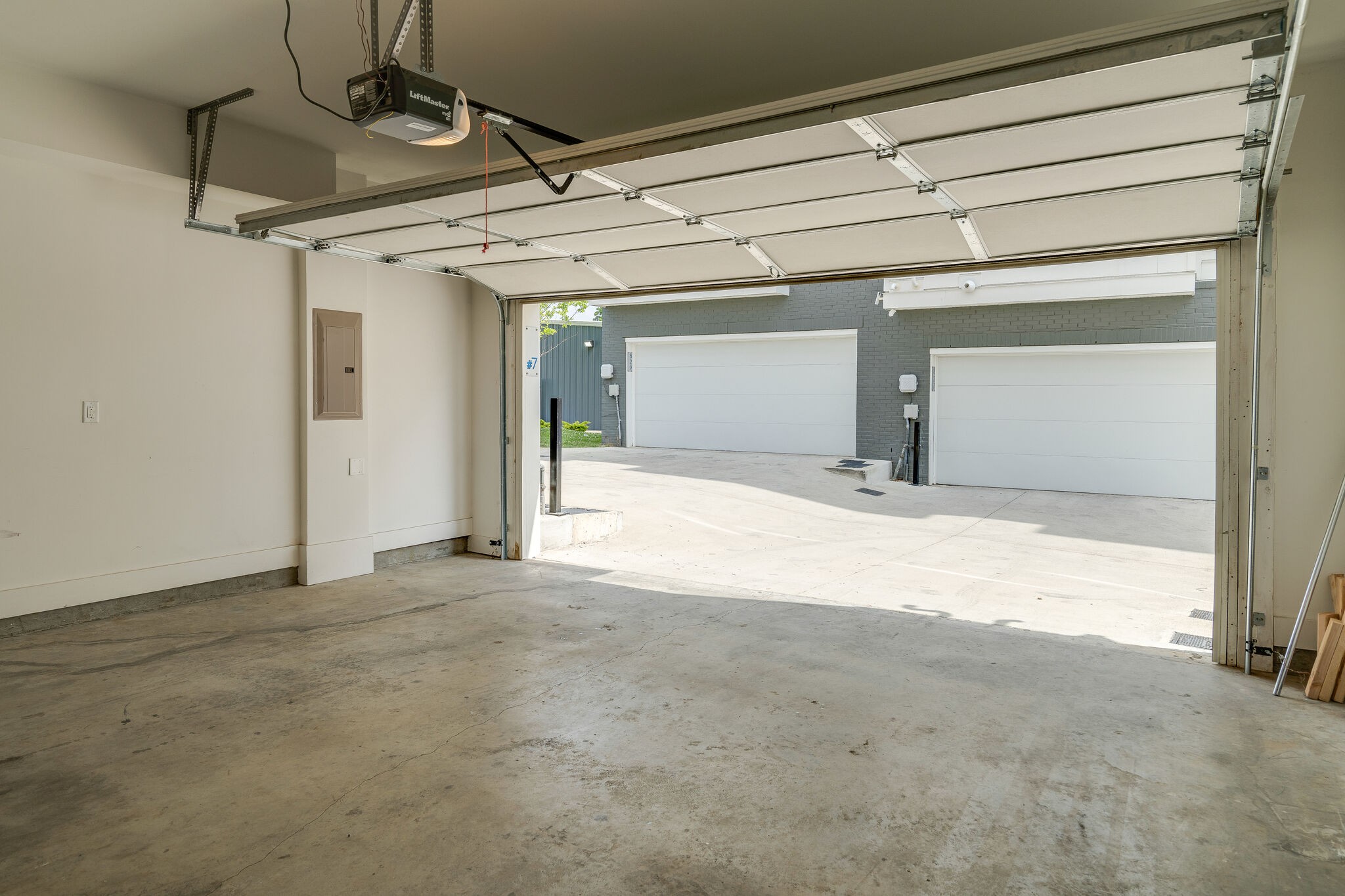 1050 E Trinity Ln Unit: 7