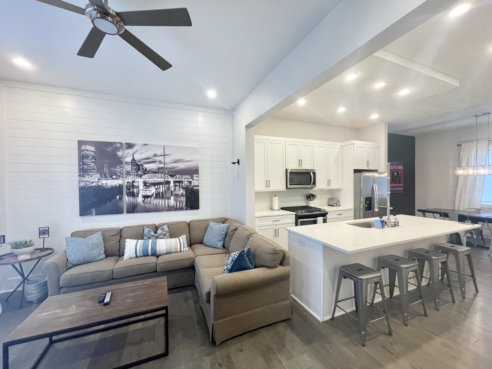 1050 E Trinity Ln Unit: 7