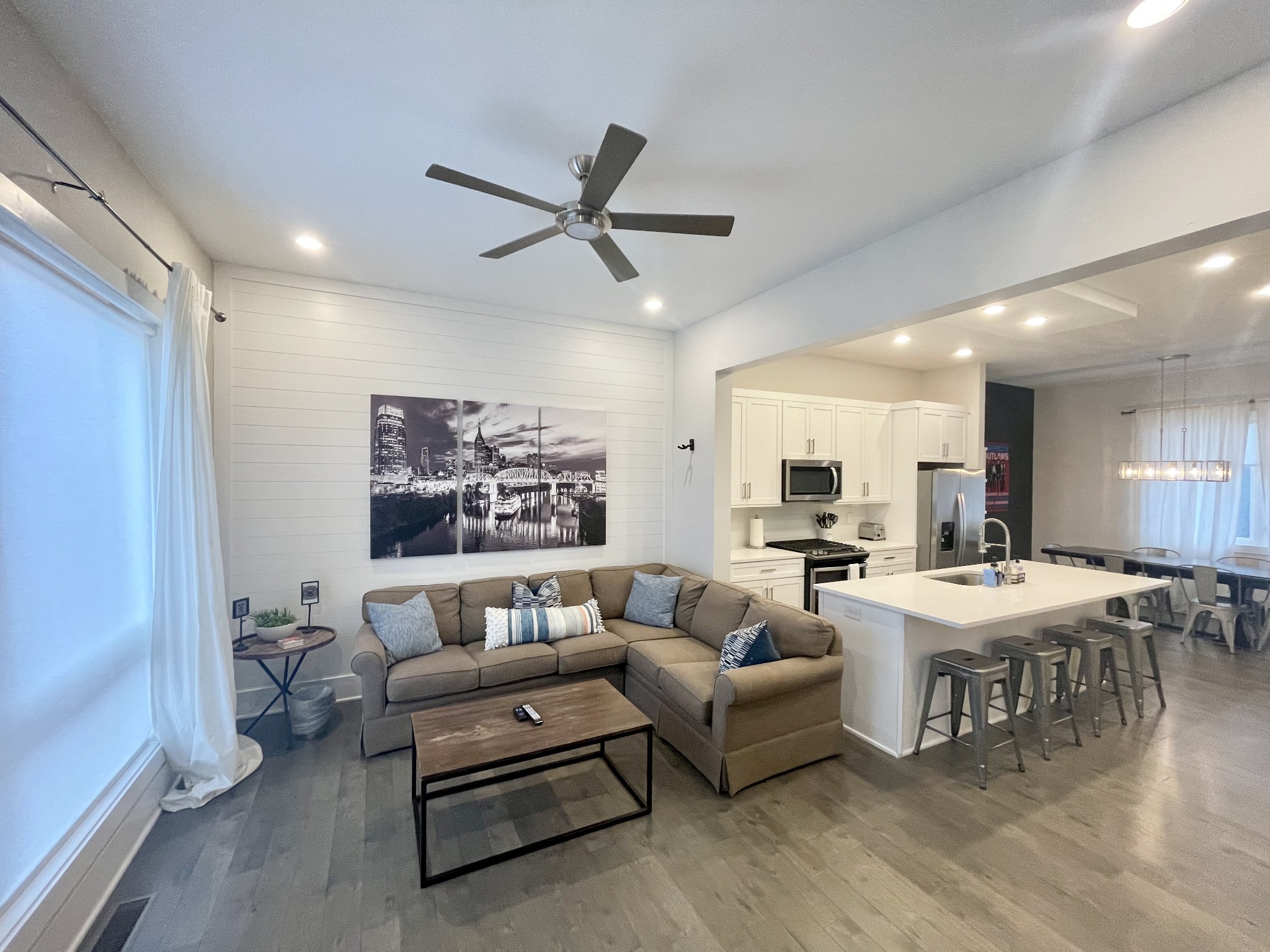 1050 E Trinity Ln Unit: 7