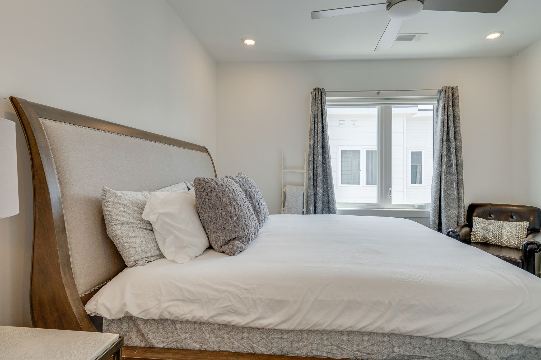 1050 E Trinity Ln Unit: 7