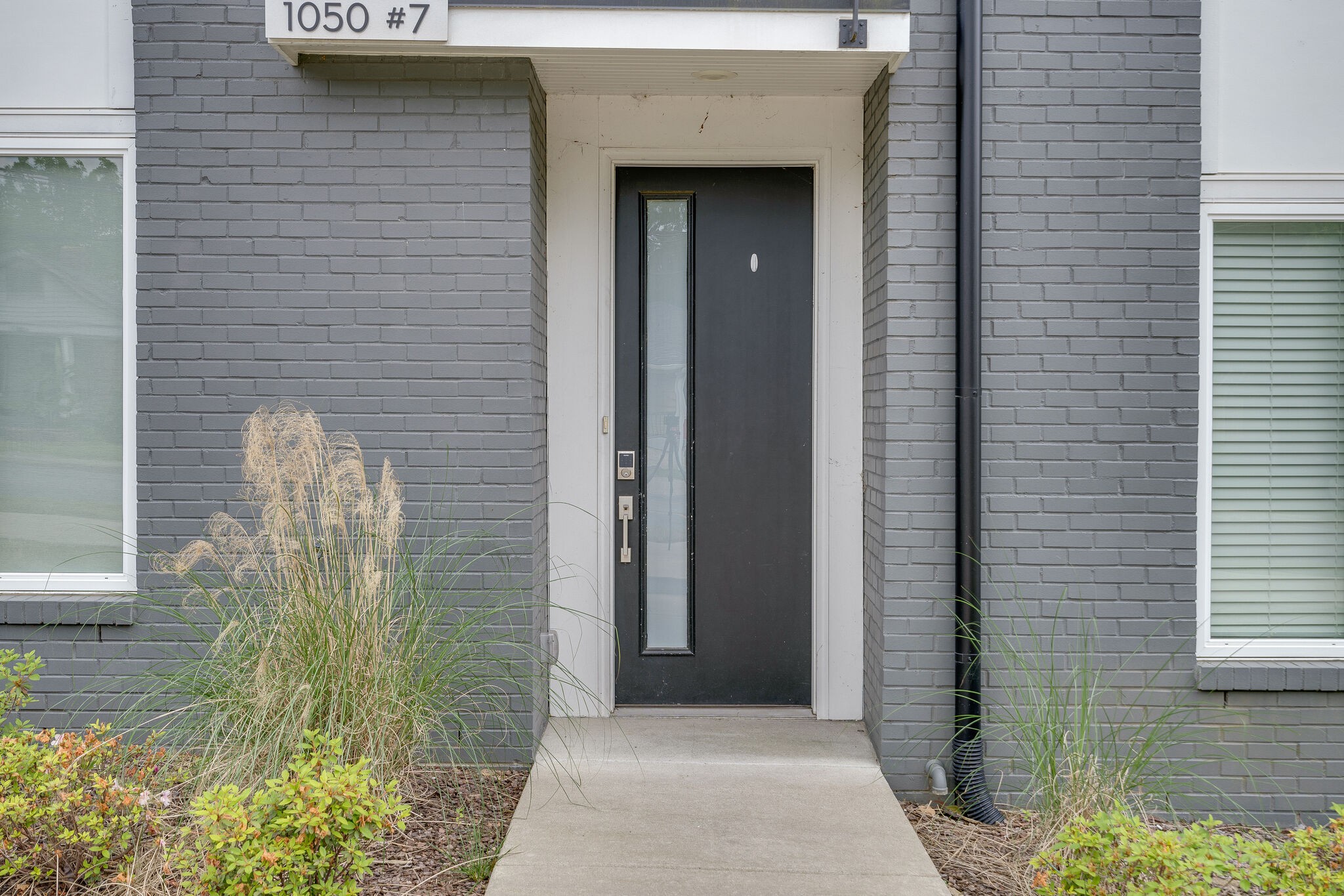 1050 E Trinity Ln Unit: 7