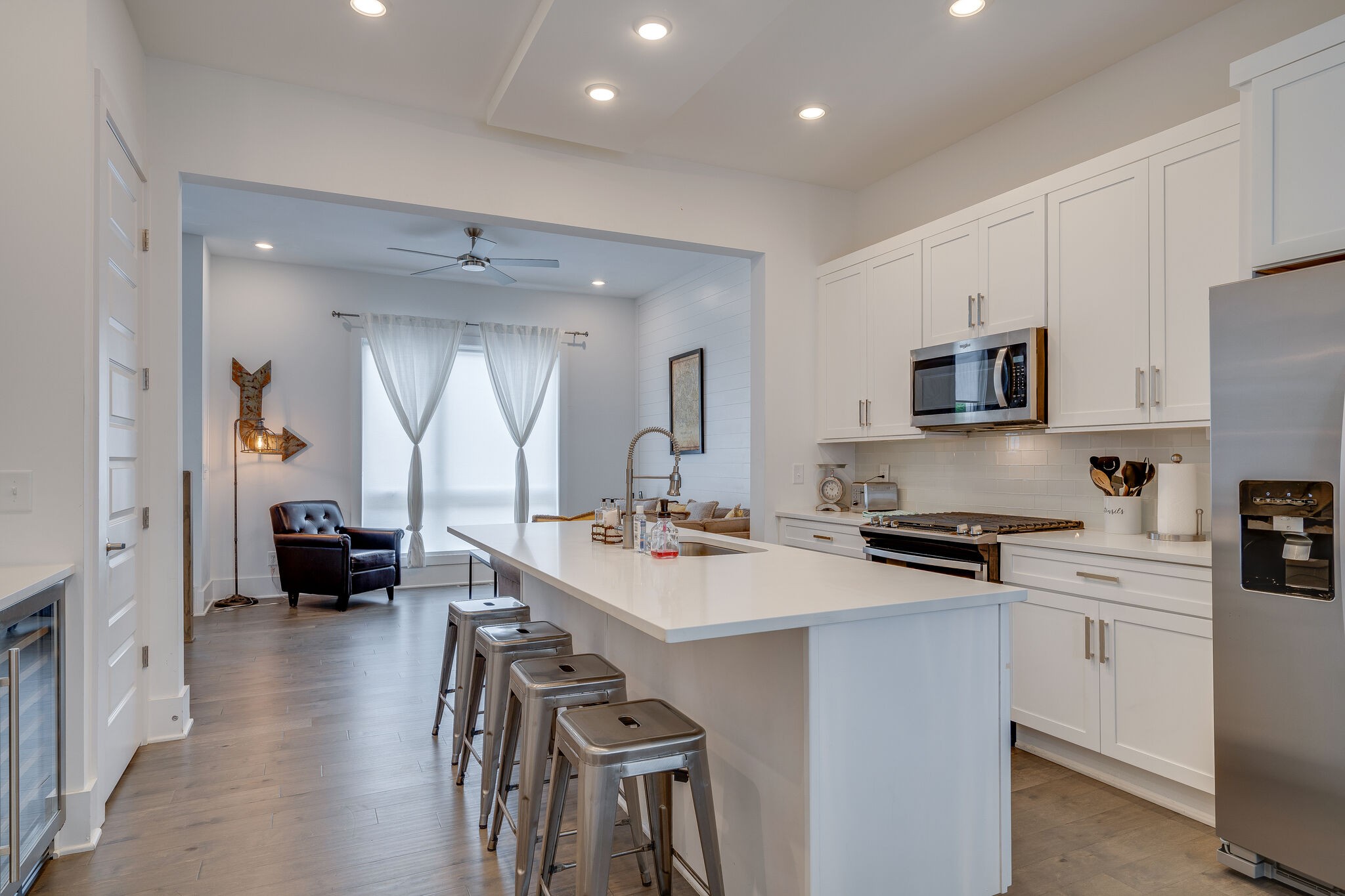 1050 E Trinity Ln Unit: 7