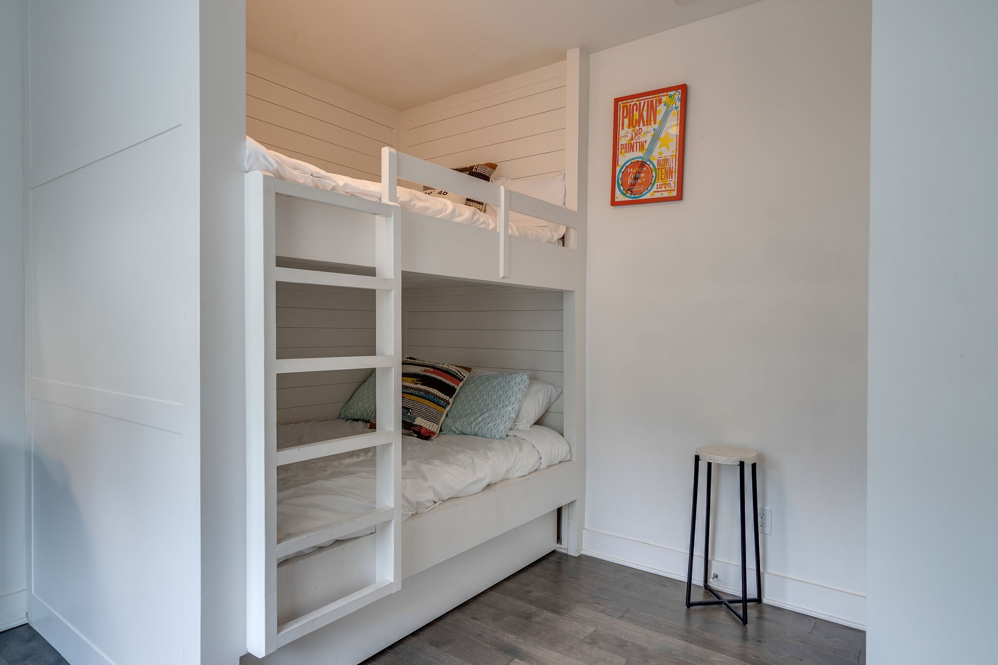 1050 E Trinity Ln Unit: 7