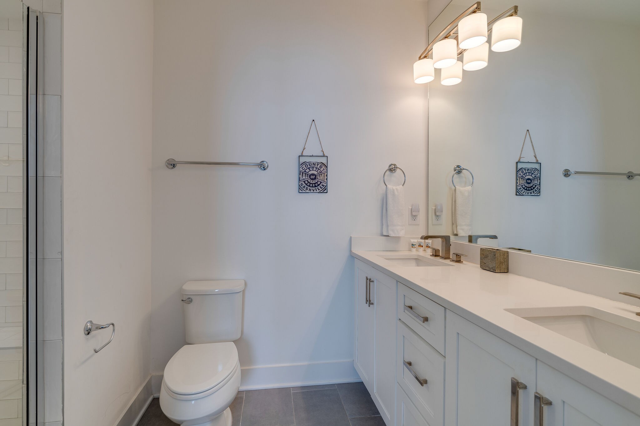 1050 E Trinity Ln Unit: 7