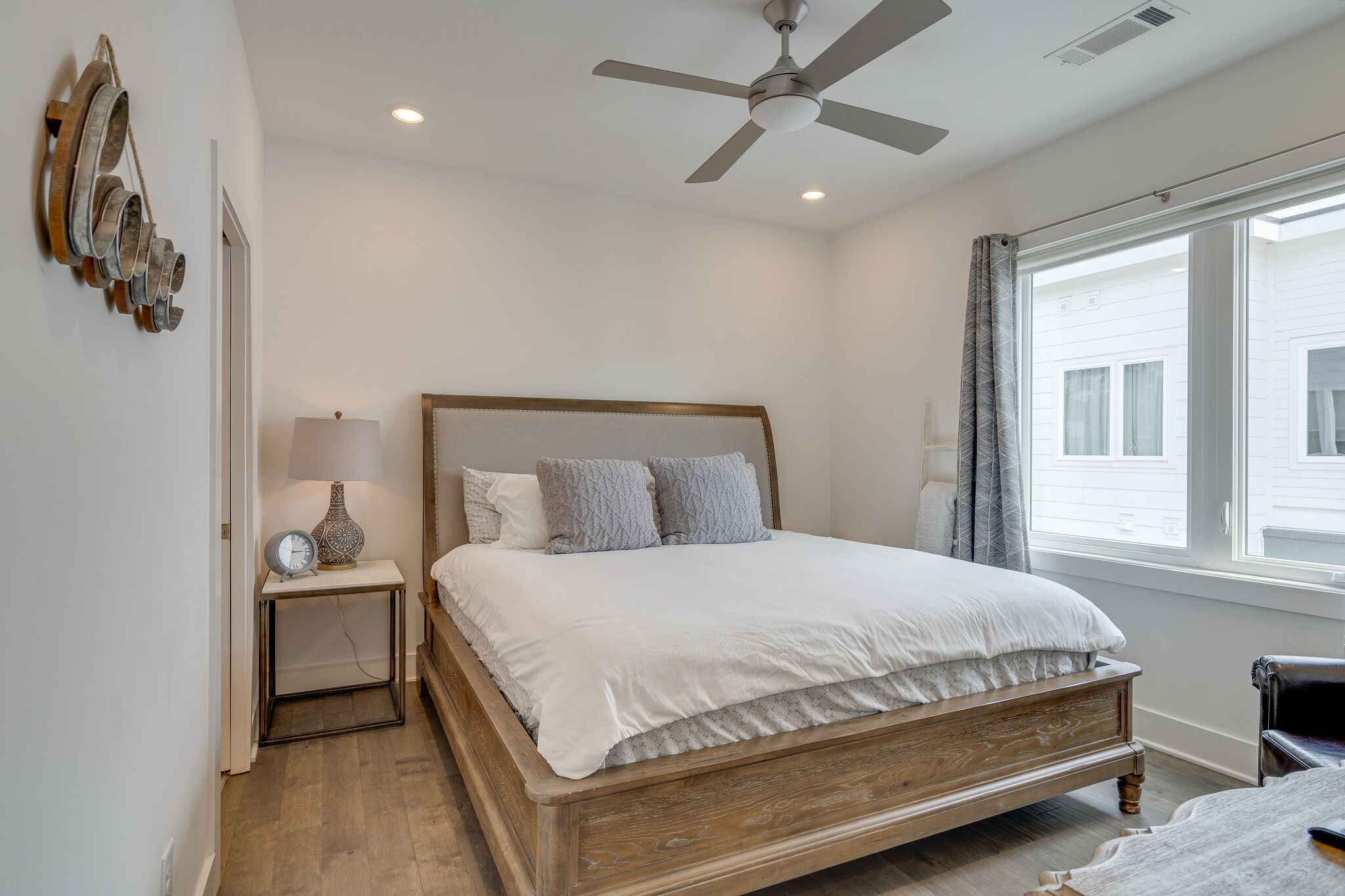 1050 E Trinity Ln Unit: 7