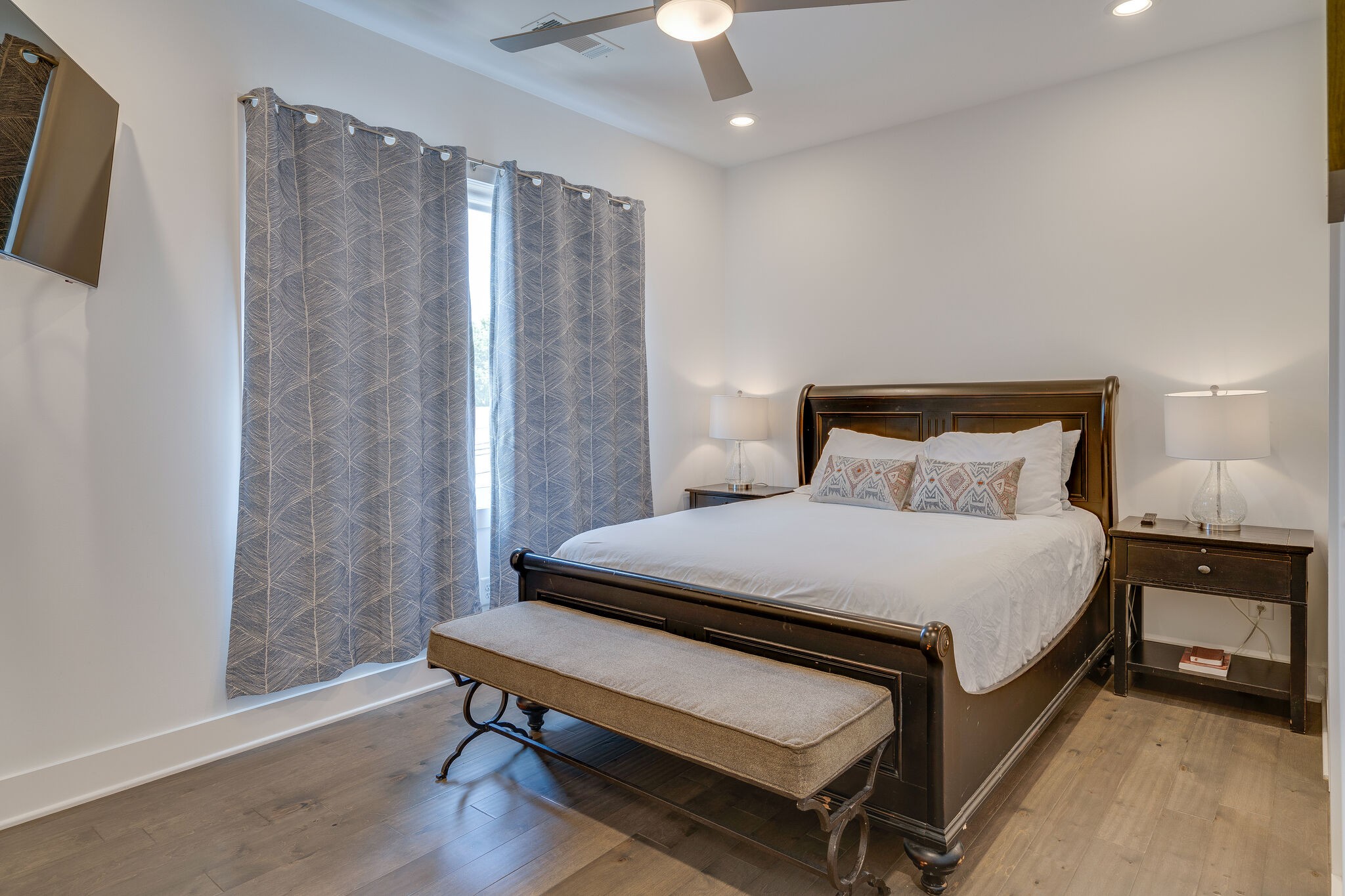 1050 E Trinity Ln Unit: 7