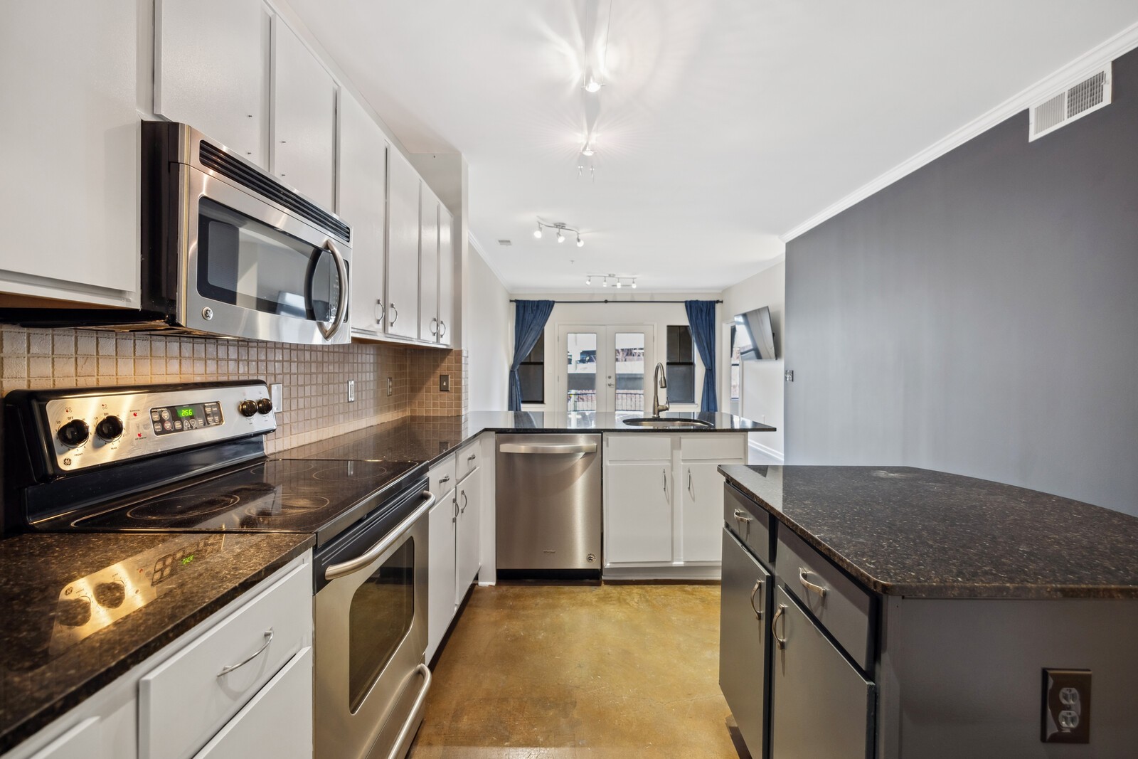 1803 Broadway Unit: 307