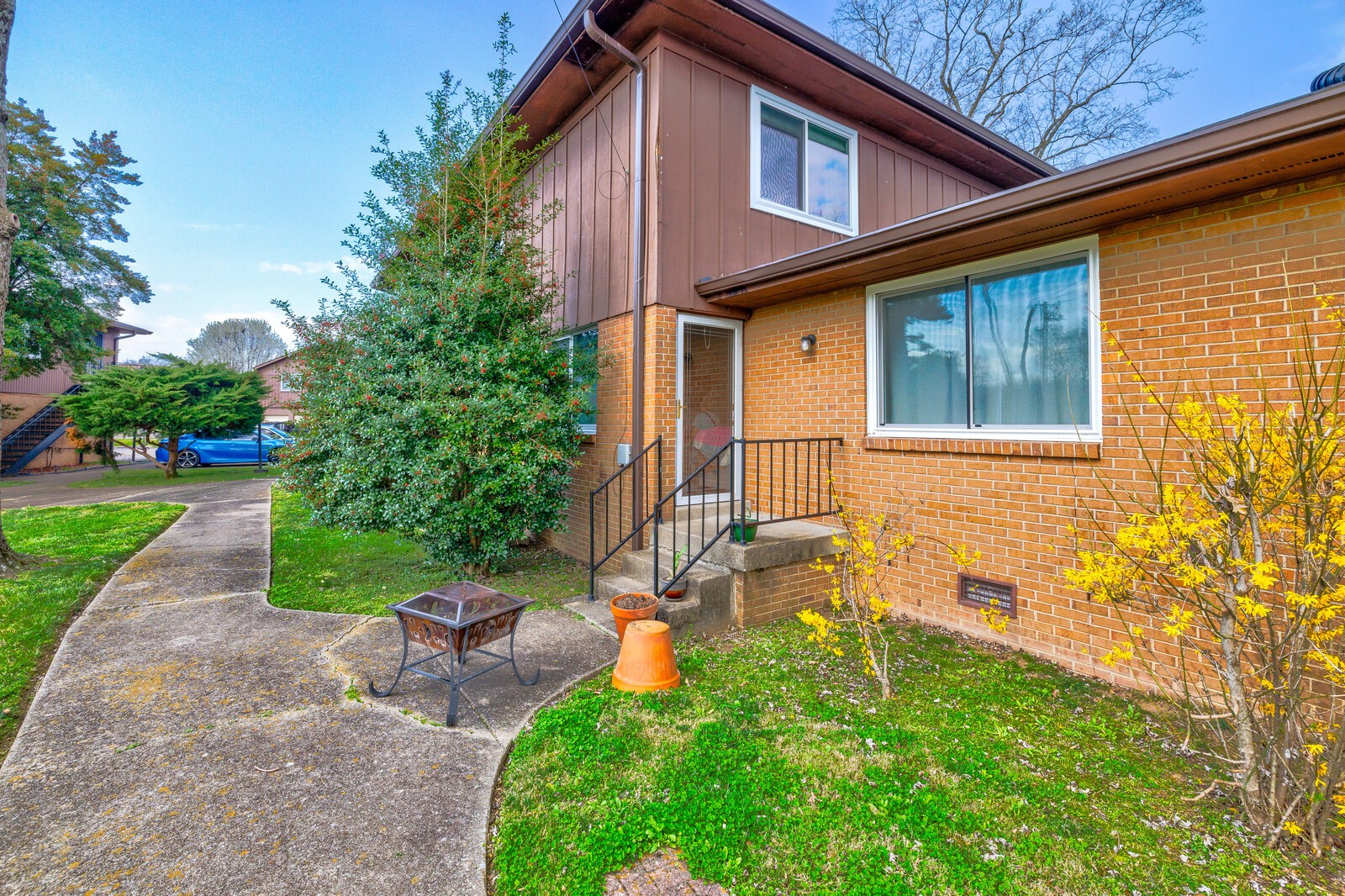 250 Donna Dr Unit: 2B