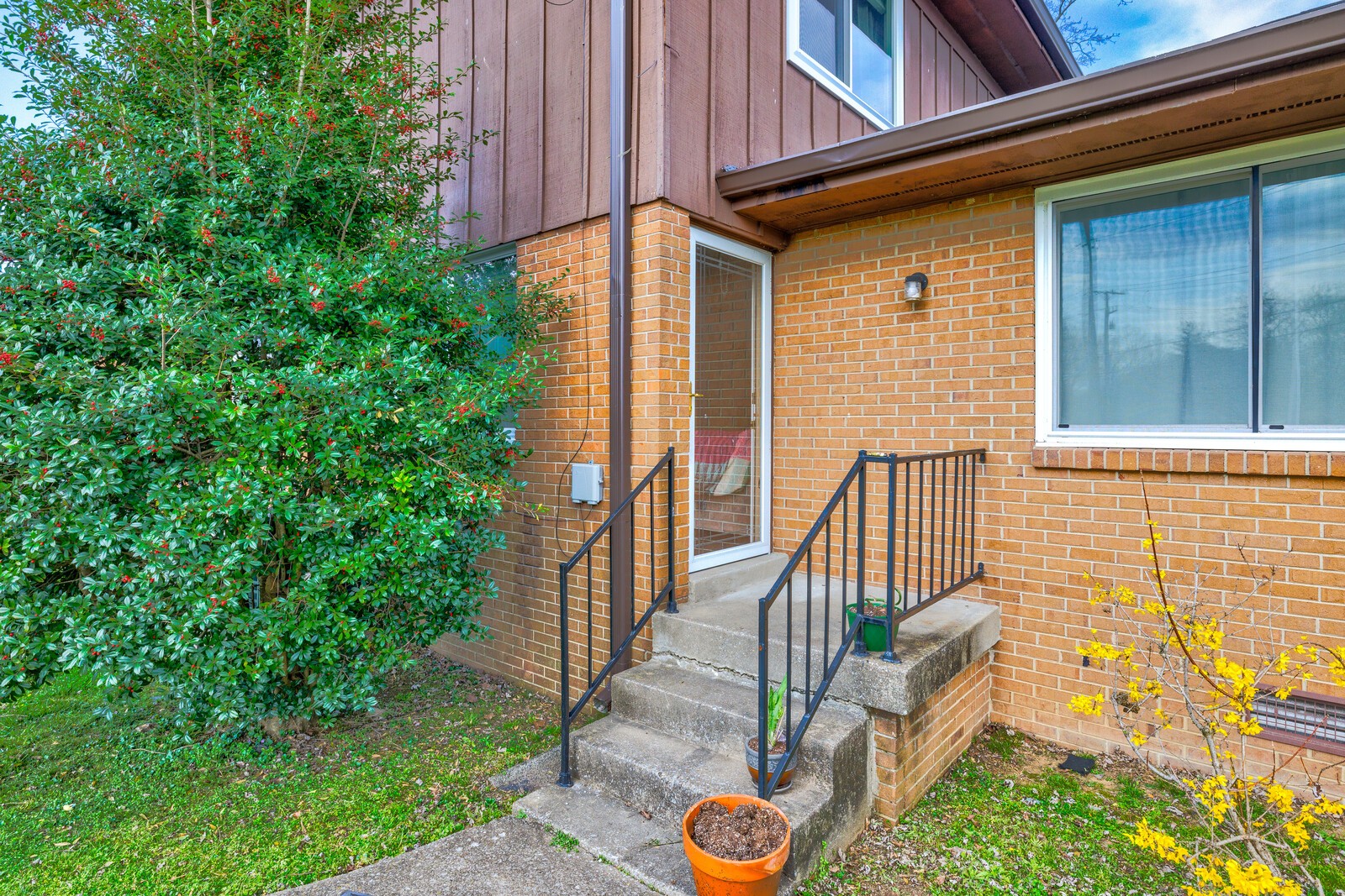 250 Donna Dr Unit: 2B