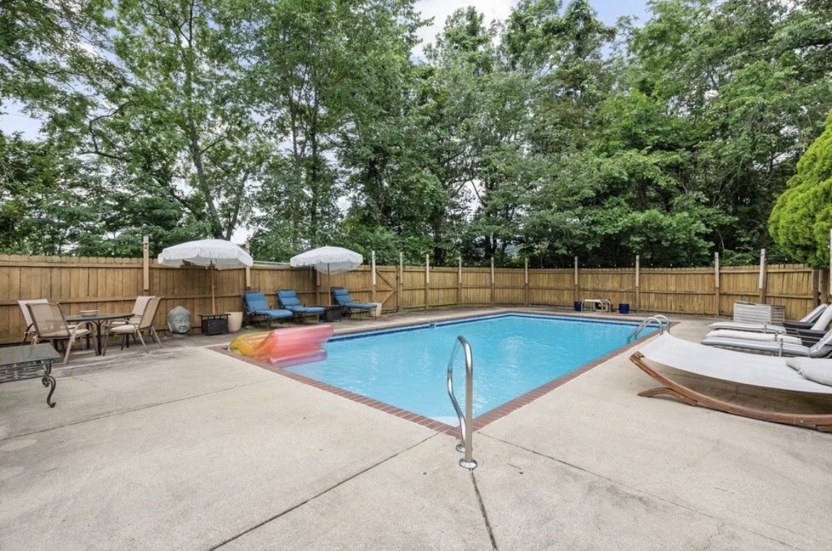 807 Redwood Dr