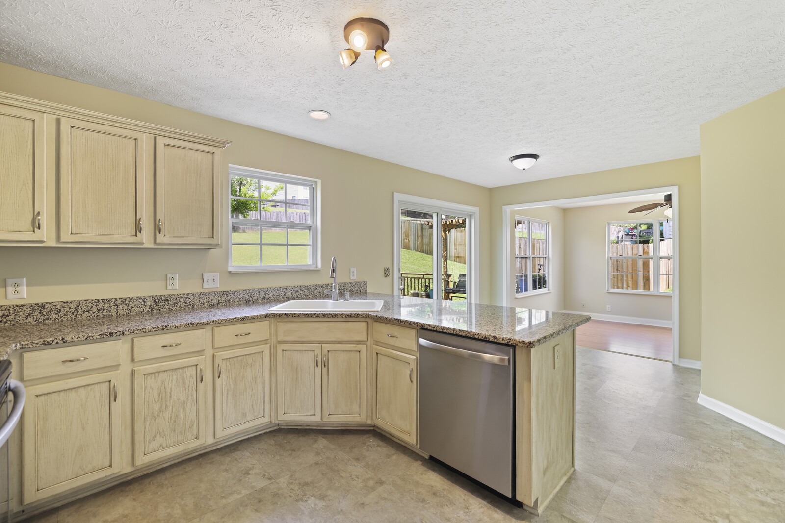 128 Rose Garden Ln