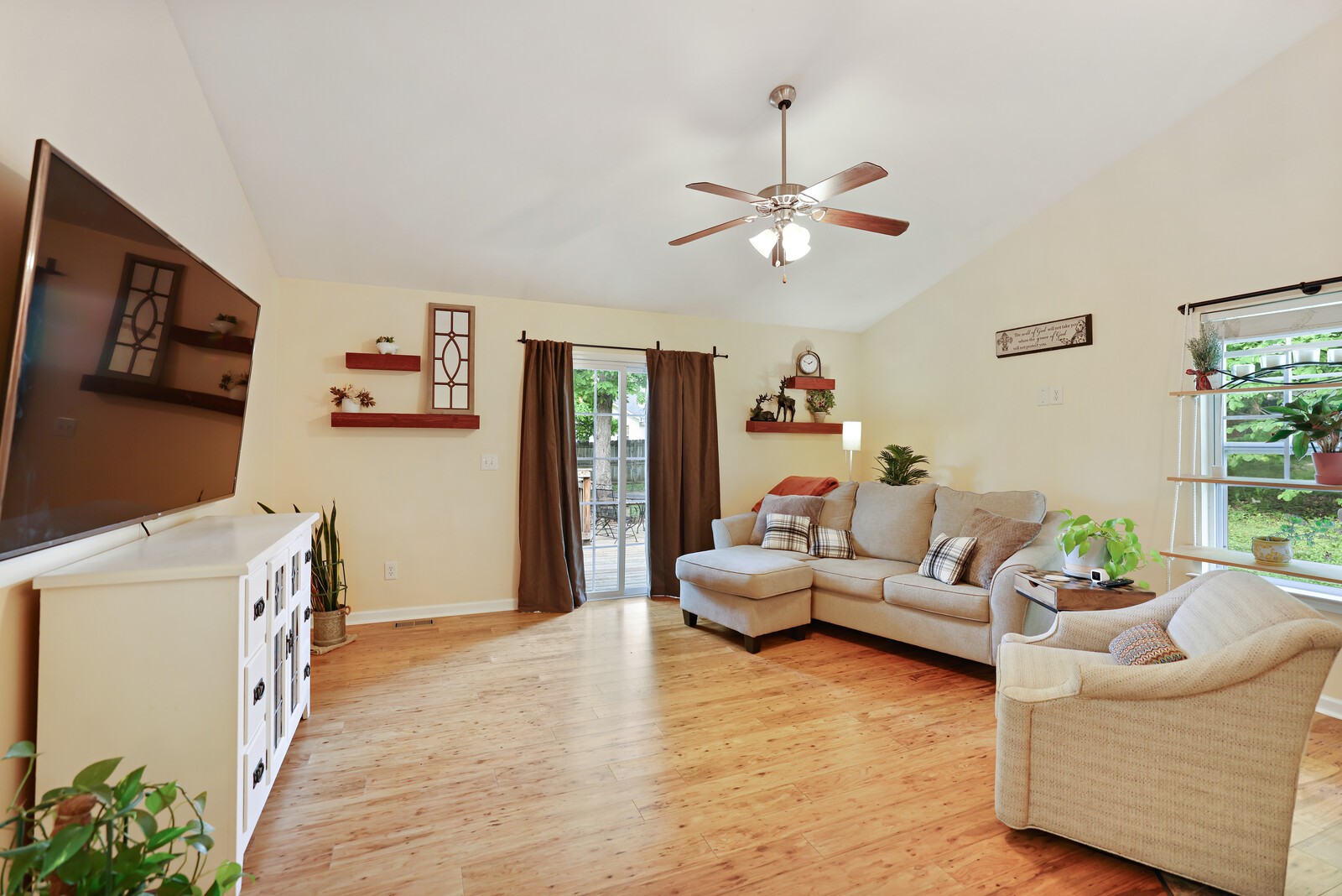 1602 Tree Trunk Ln