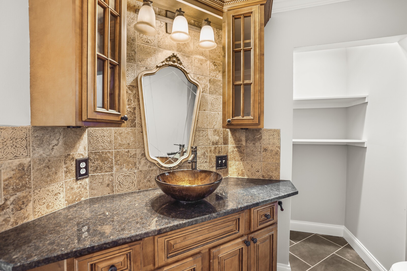 3127 Creekview Ln