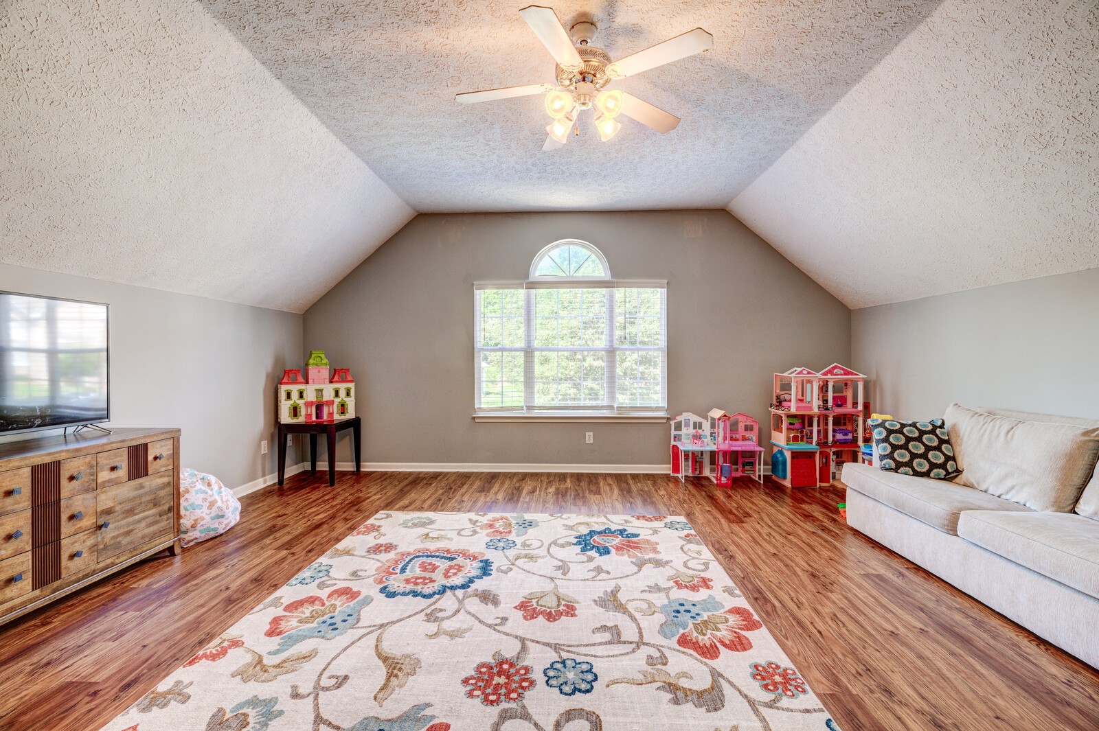 124 Walton Trce, S