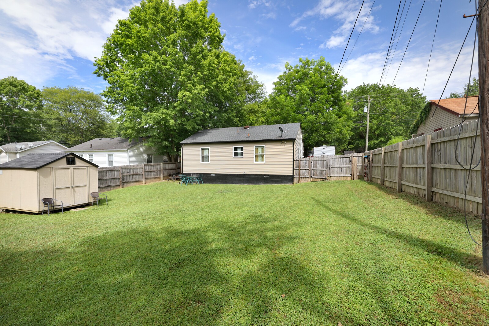 906 W Happy Hollow Dr