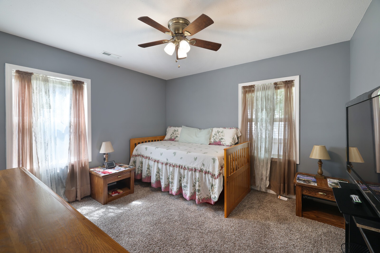 906 W Happy Hollow Dr