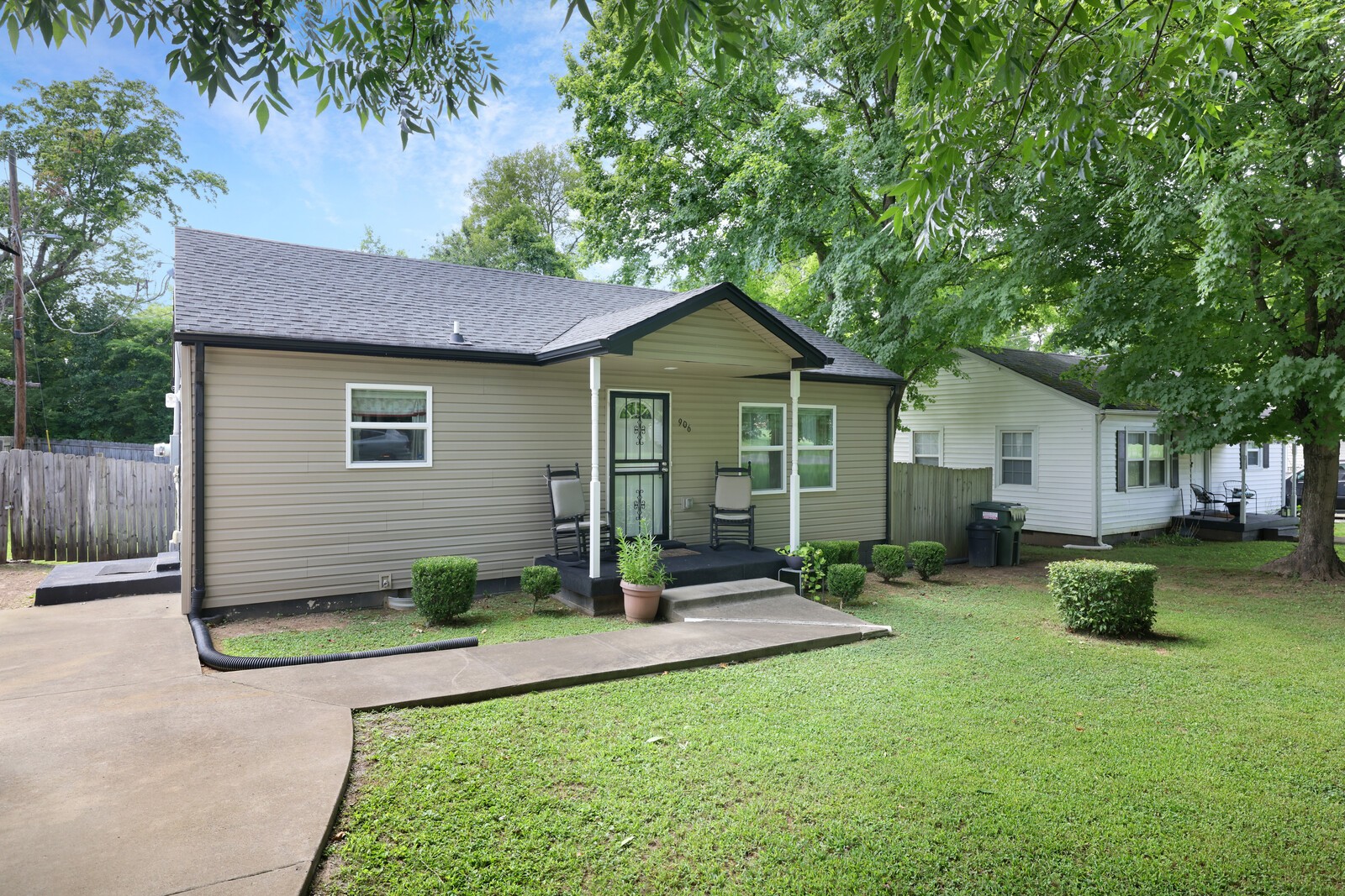 906 W Happy Hollow Dr