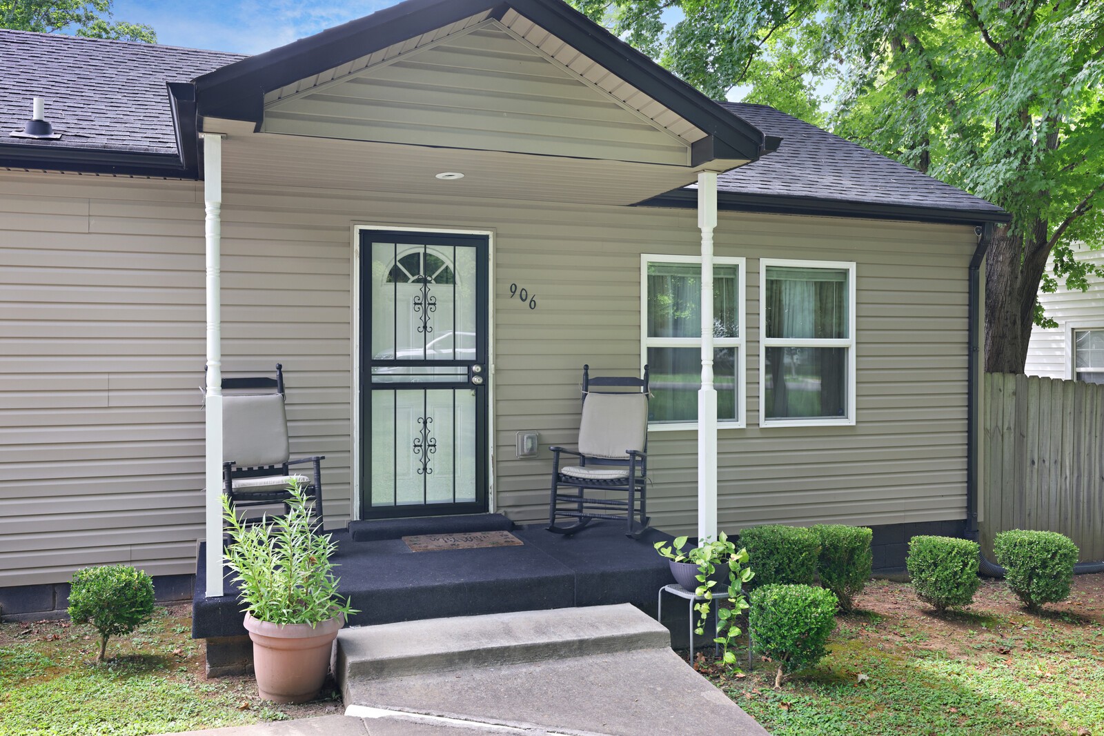 906 W Happy Hollow Dr