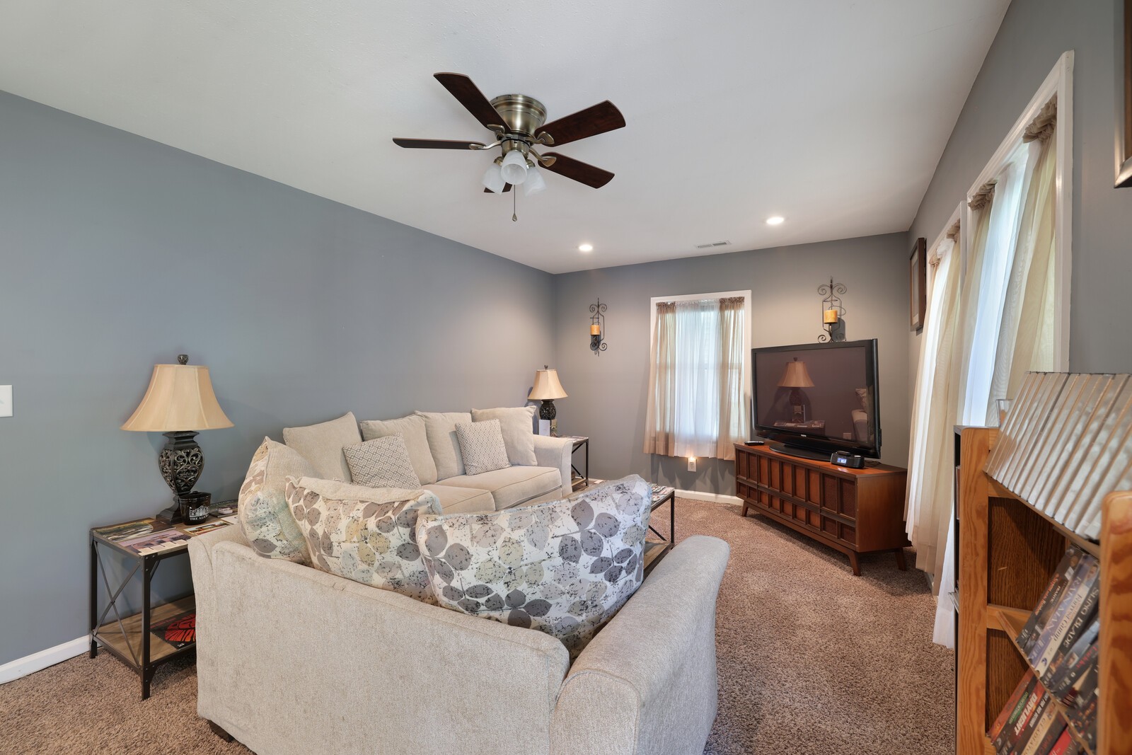 906 W Happy Hollow Dr