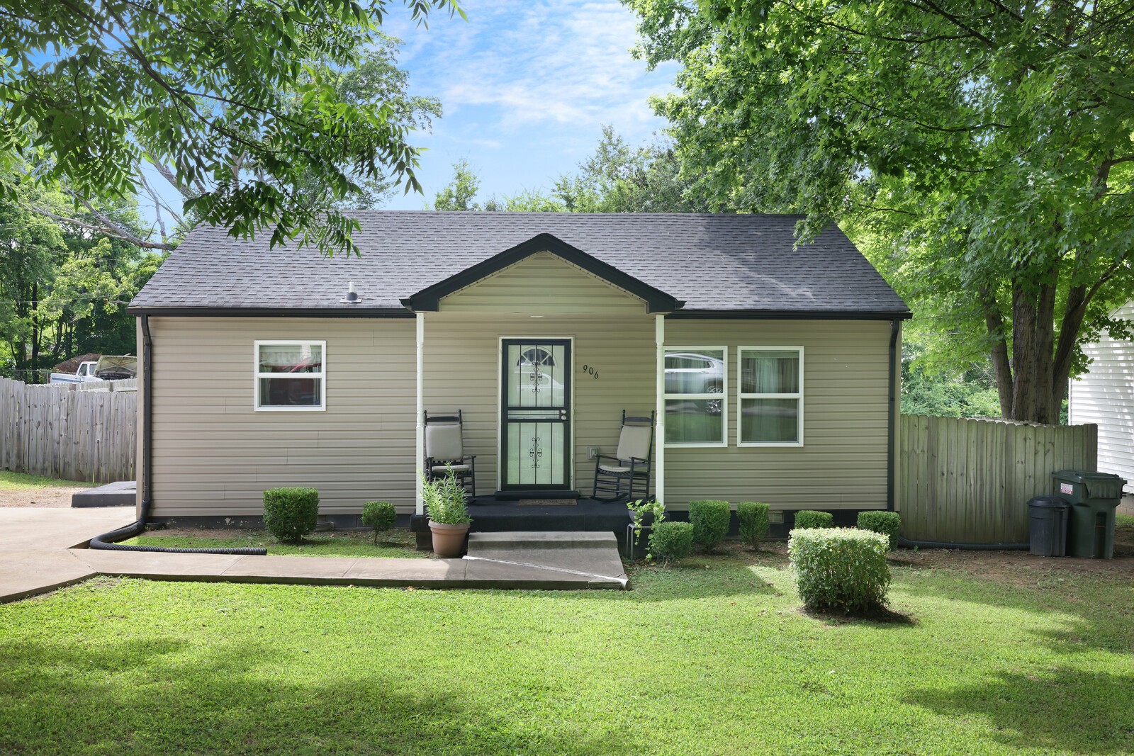 906 W Happy Hollow Dr