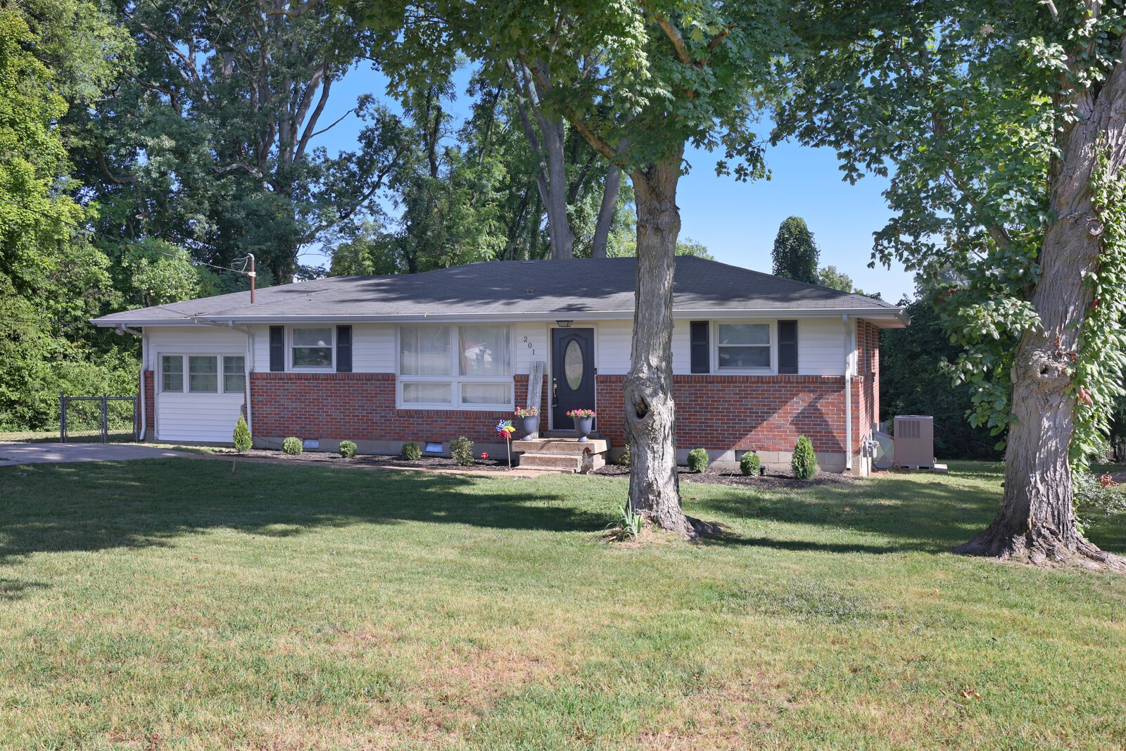 201 Belaire Dr