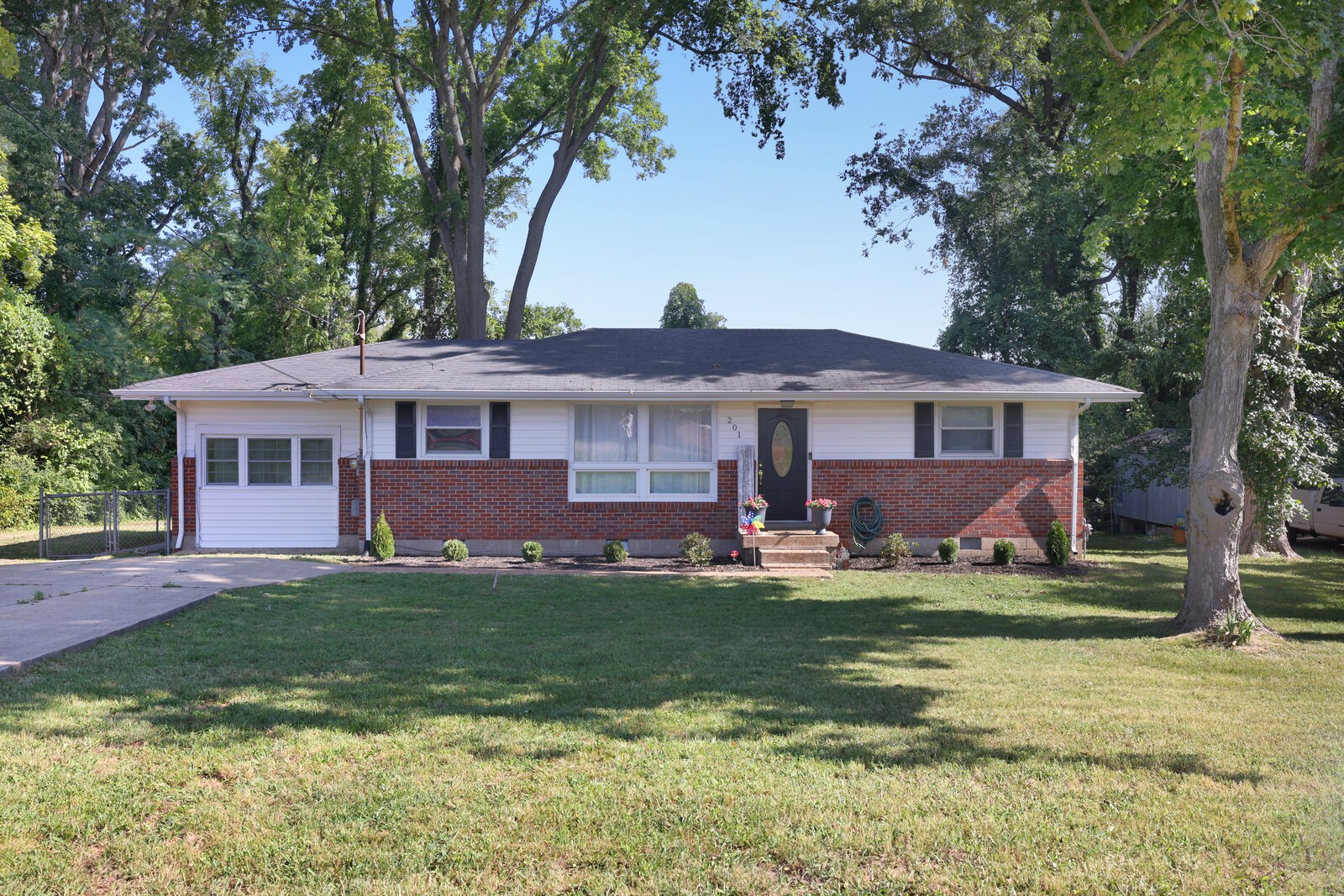 201 Belaire Dr