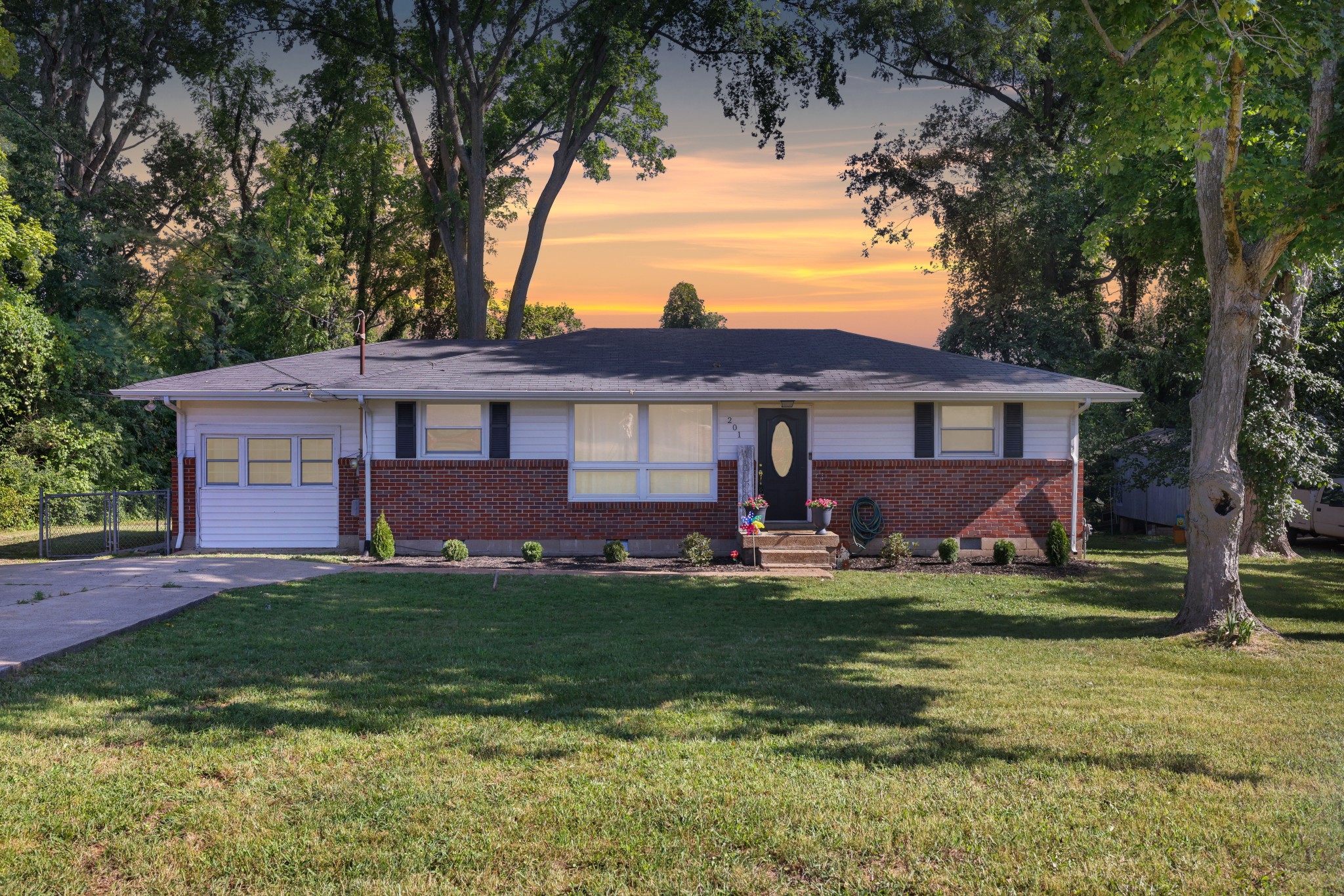 201 Belaire Dr