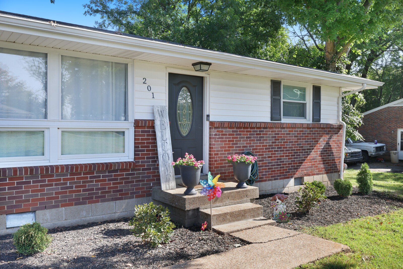 201 Belaire Dr
