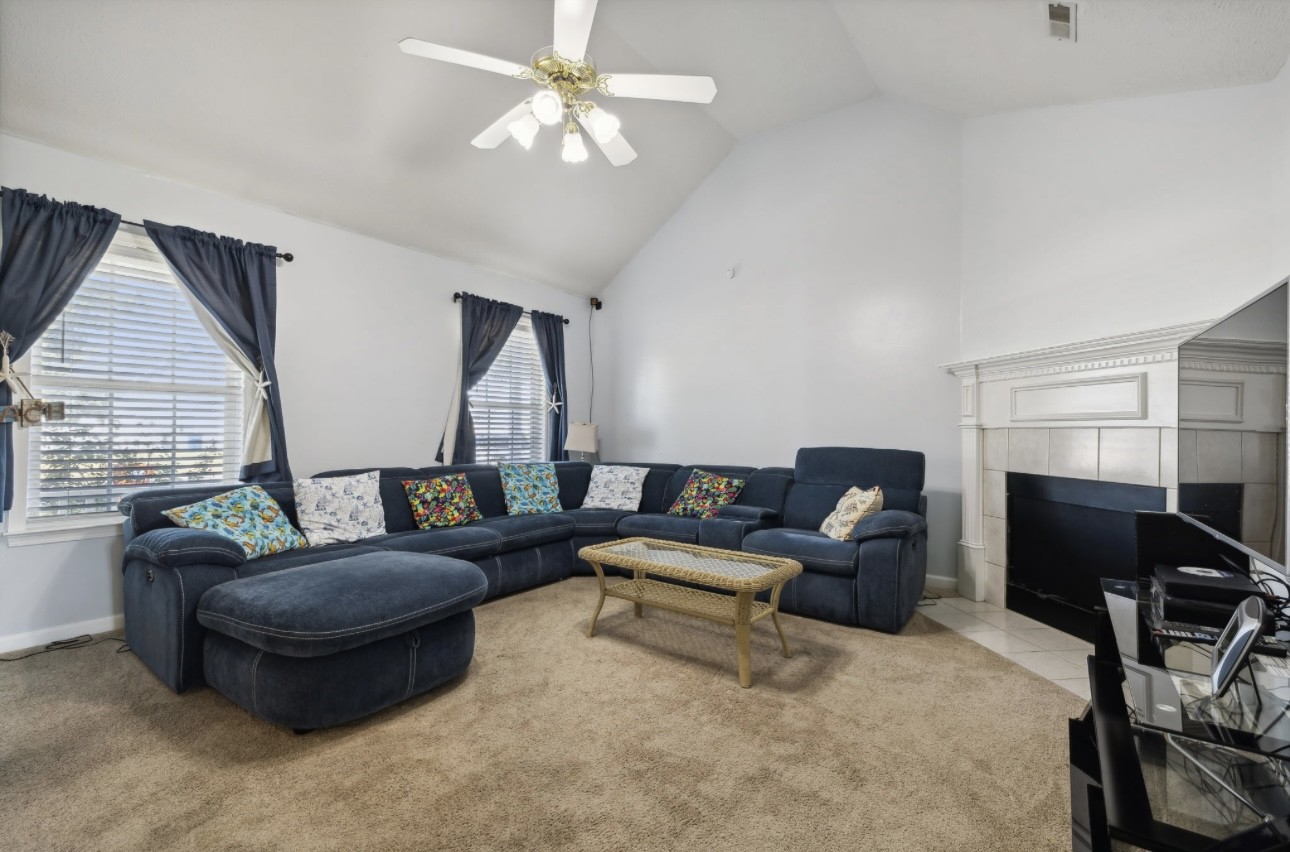 2202 Rosecran Cir
