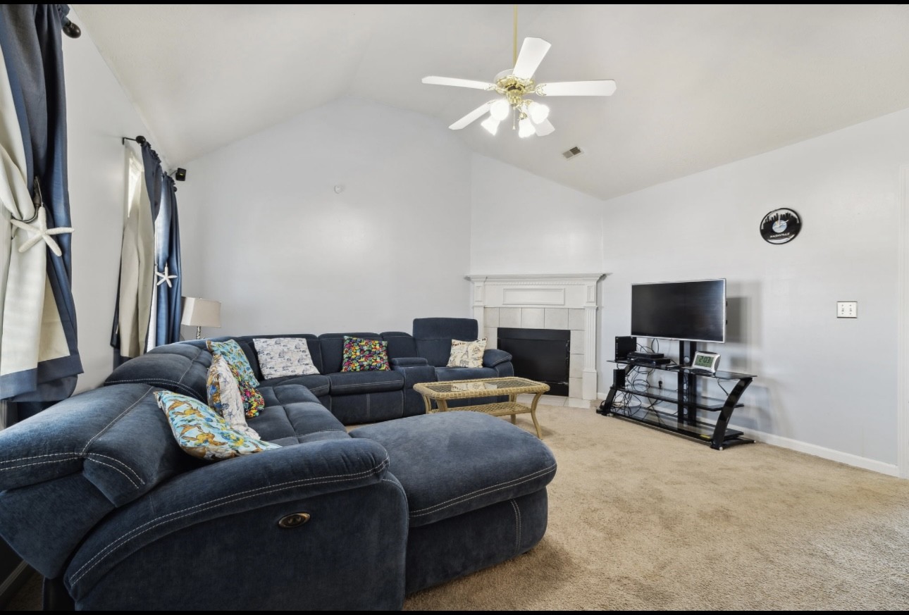 2202 Rosecran Cir