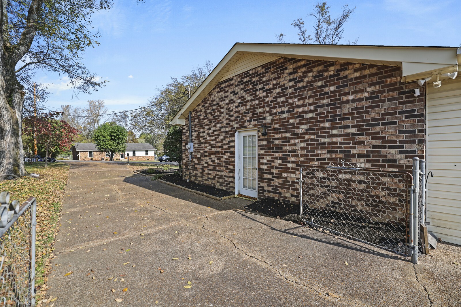 102 Holly Ct