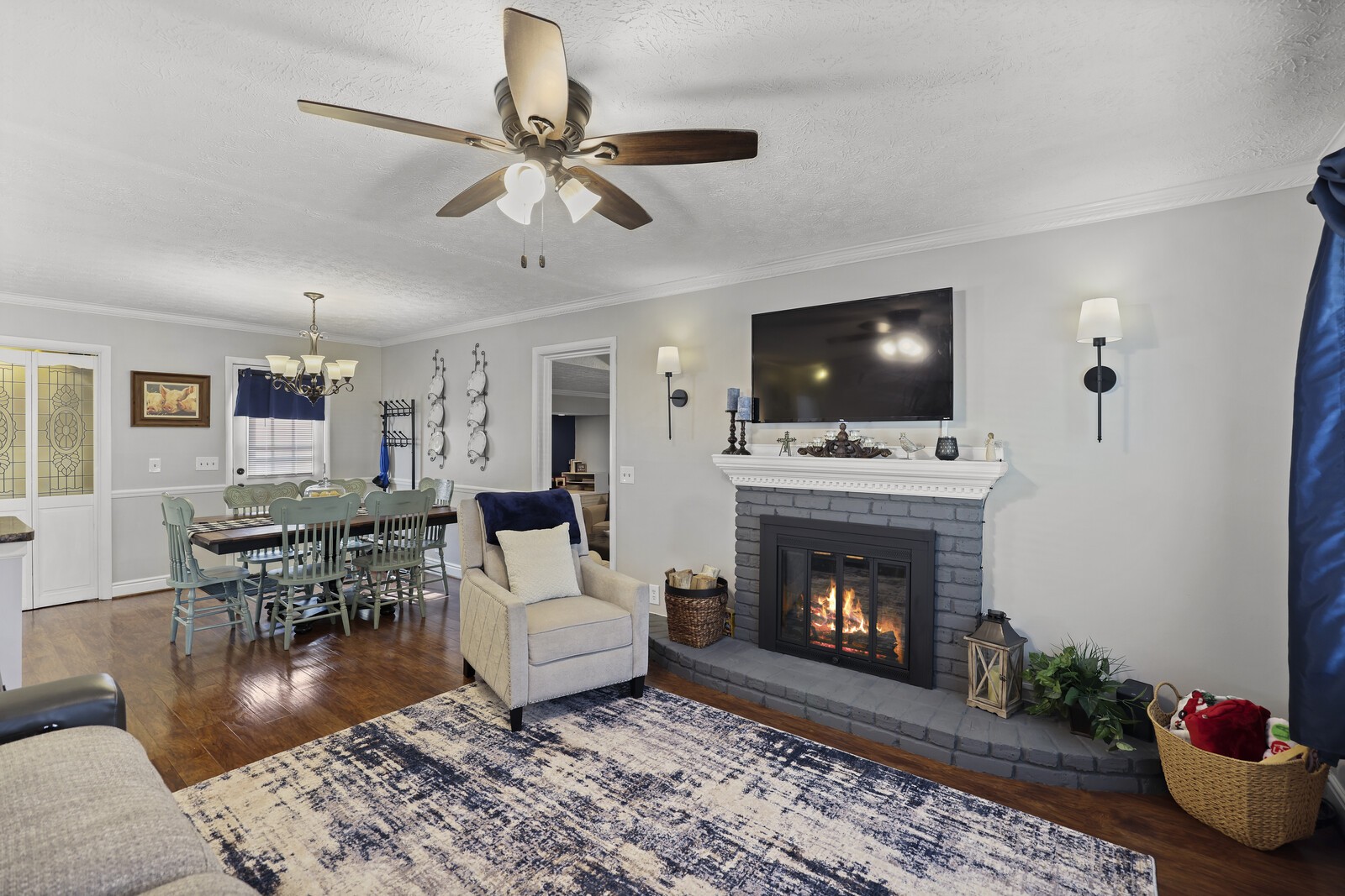 102 Holly Ct