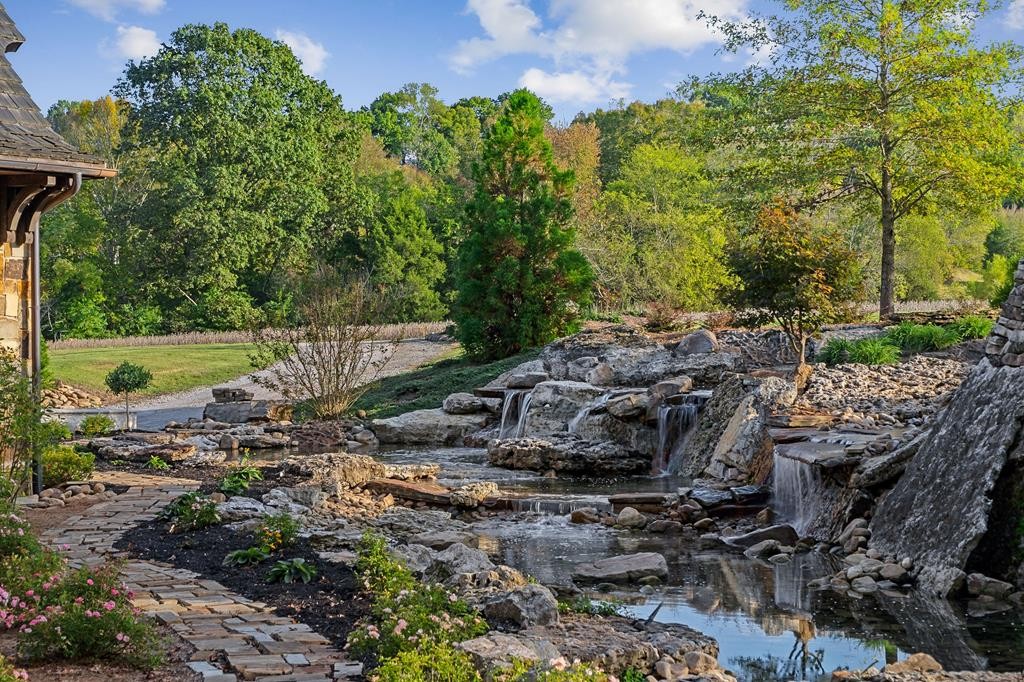1050 Pine Creek Falls Rd