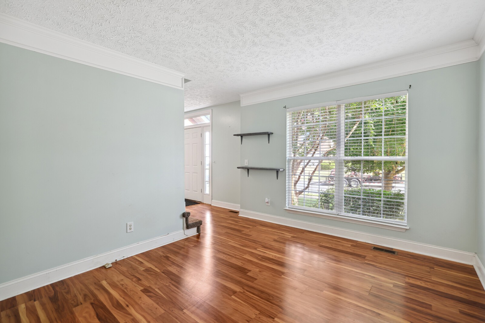 134 Walton Trce, S