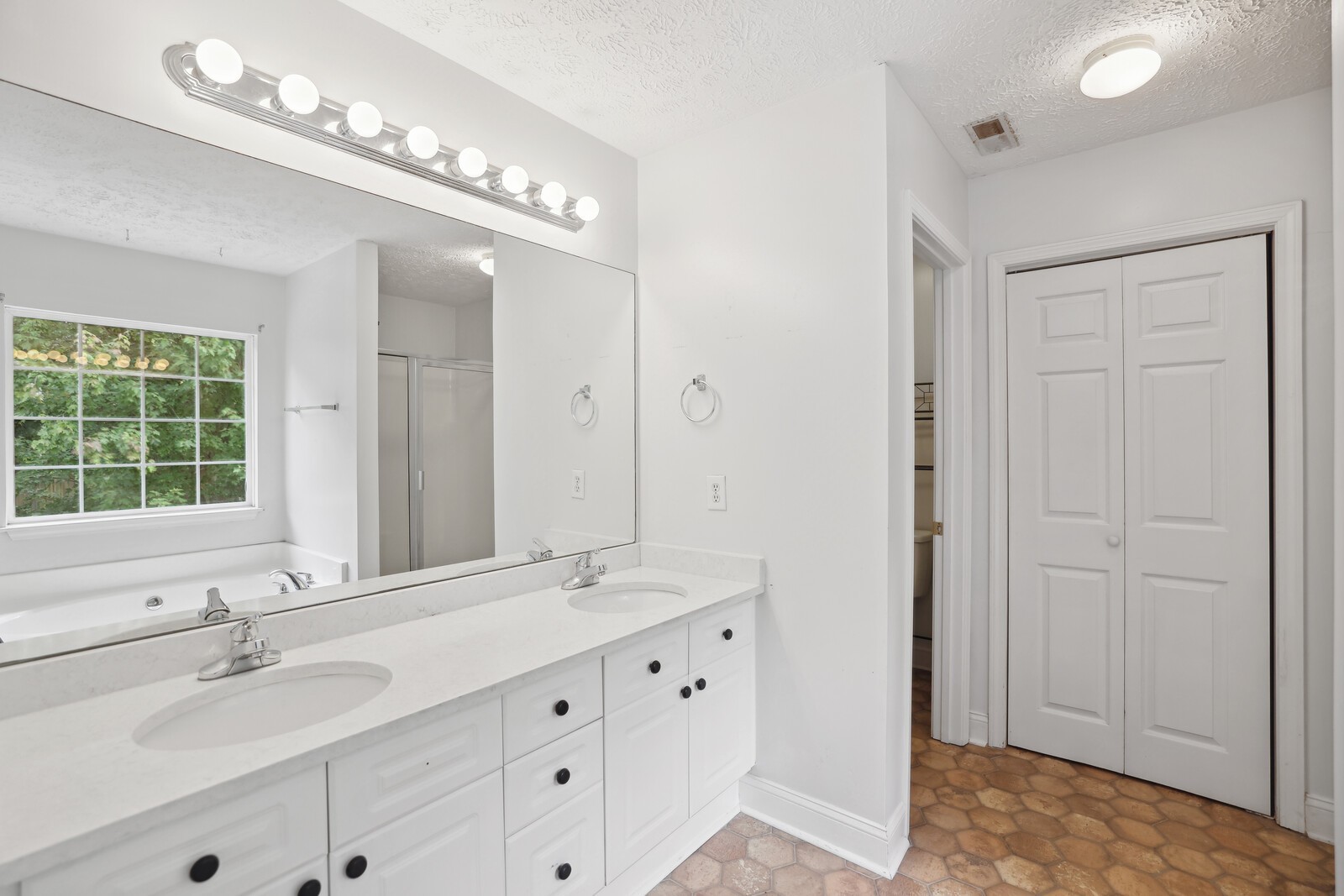 134 Walton Trce, S
