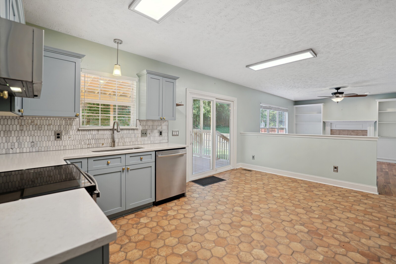 134 Walton Trce, S
